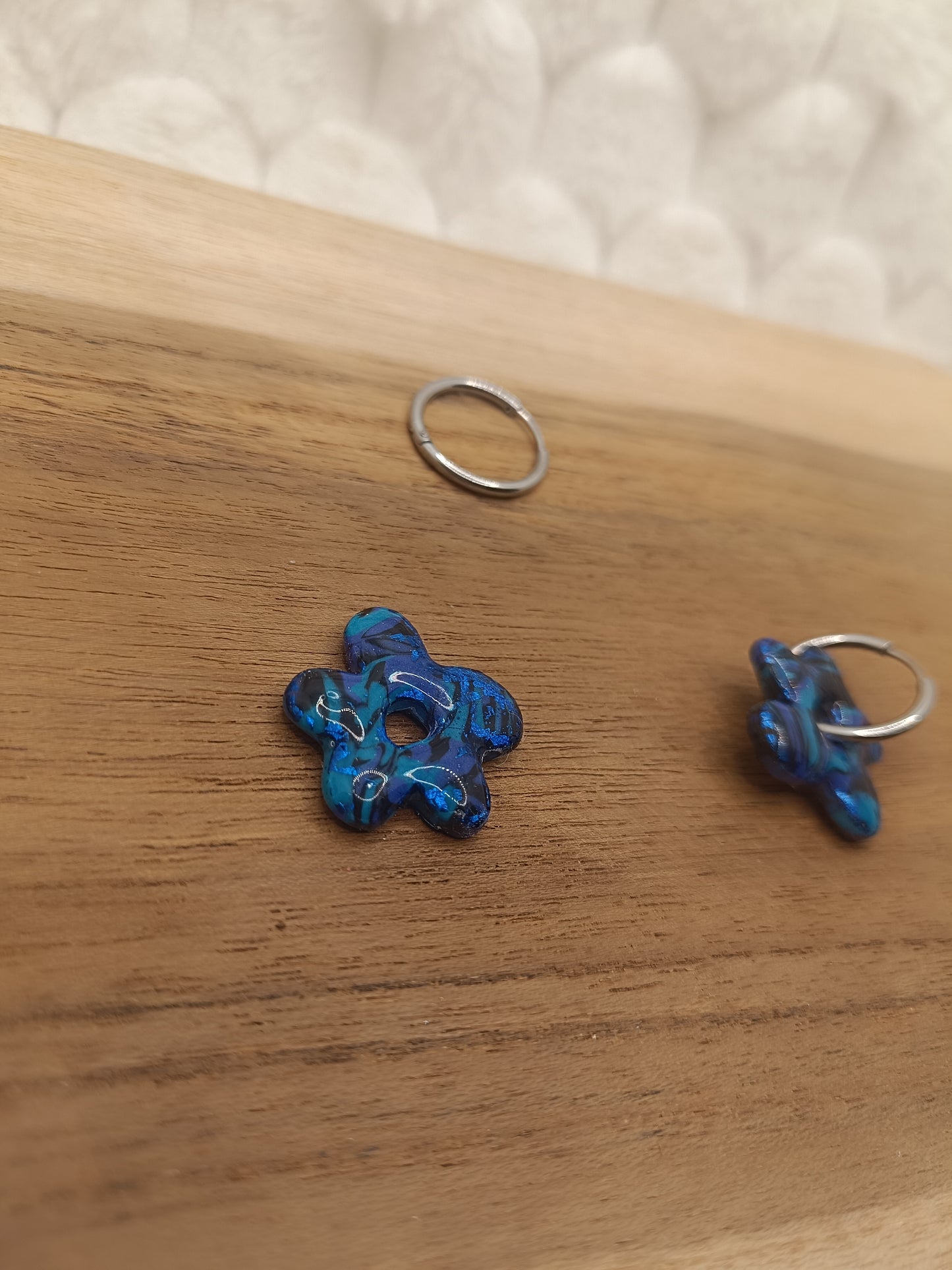 Pampille " marguerite" bleu foncé, clair, noir et feuilles bleues