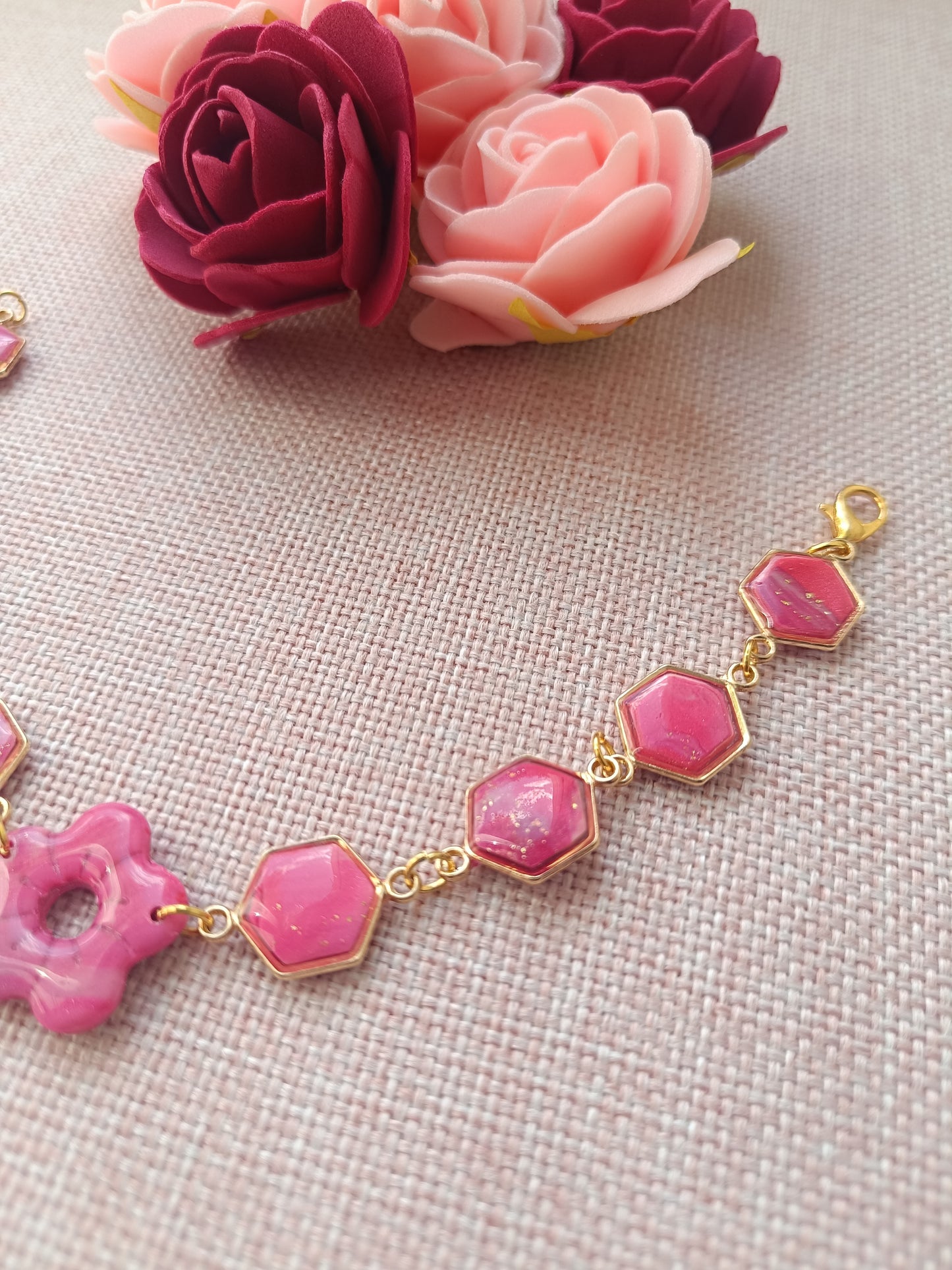 Bracelet doré & perles hexagonales rose