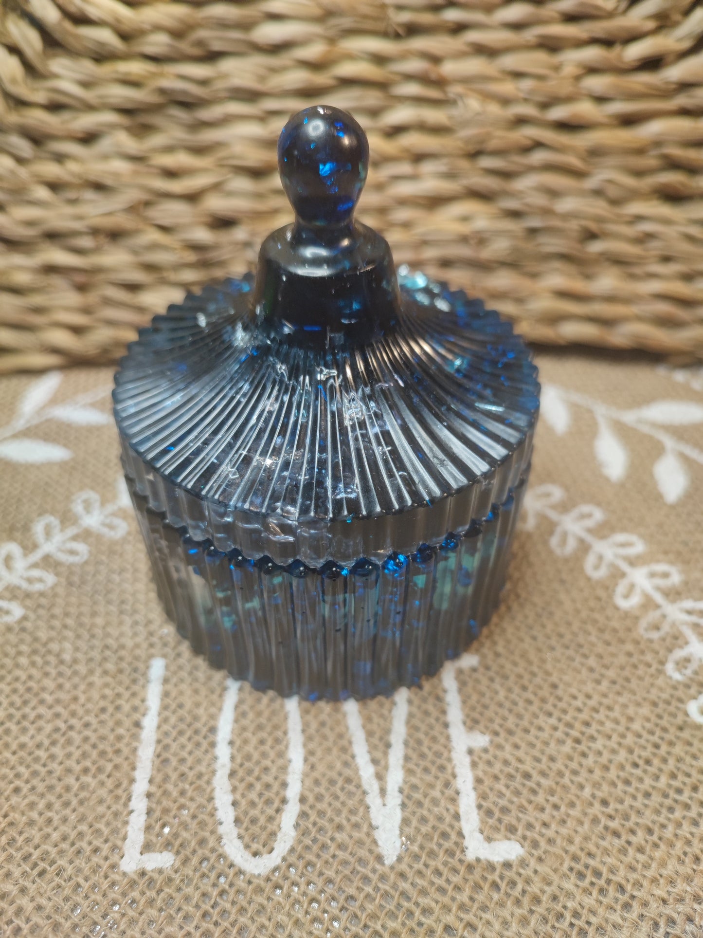 boite à bijoux pion avec feuille bleu et noir résine epoxy