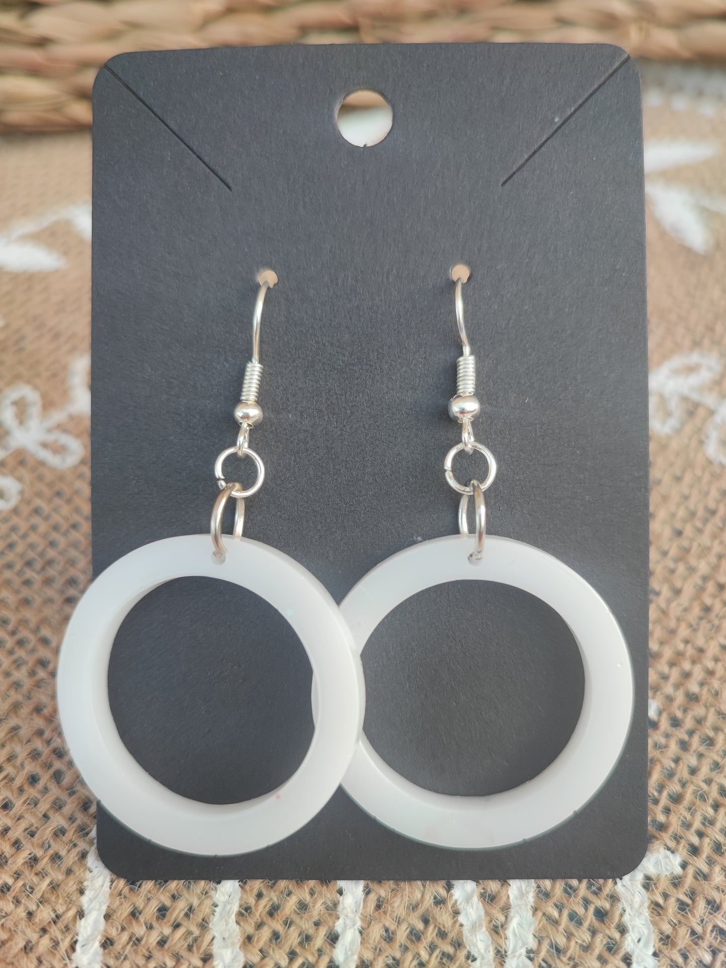 Boucle d'oreilles anneaux blanc holographique résine epoxy