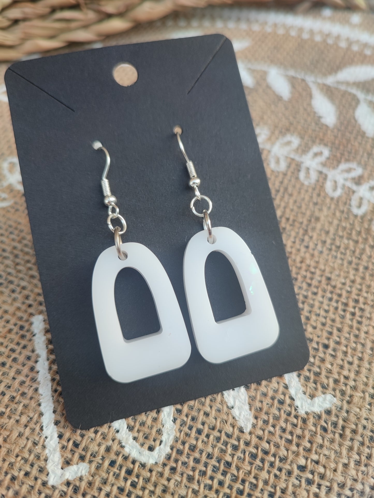 Boucles d'oreilles triangle ( grand format ) blanche holographique résine epoxy