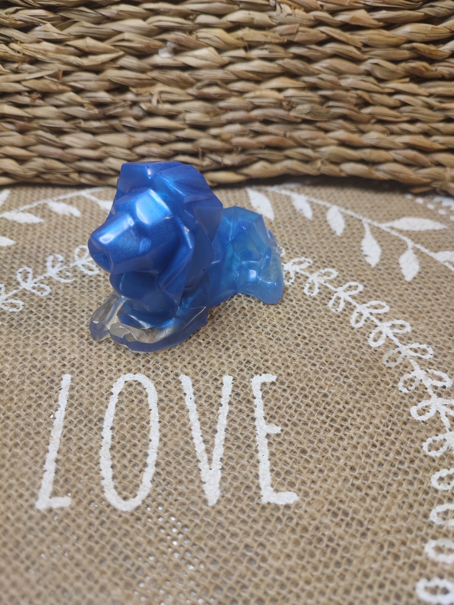 figurine lion bleu transparente résine epoxy