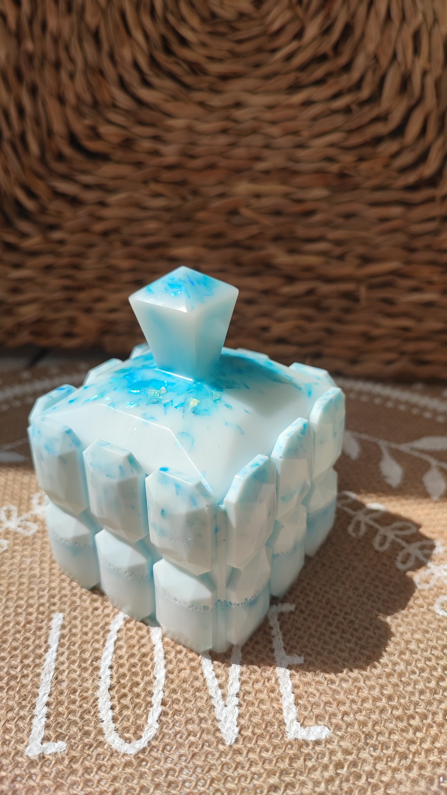 boite à bijoux en résine epoxy blanche et bleu holographique