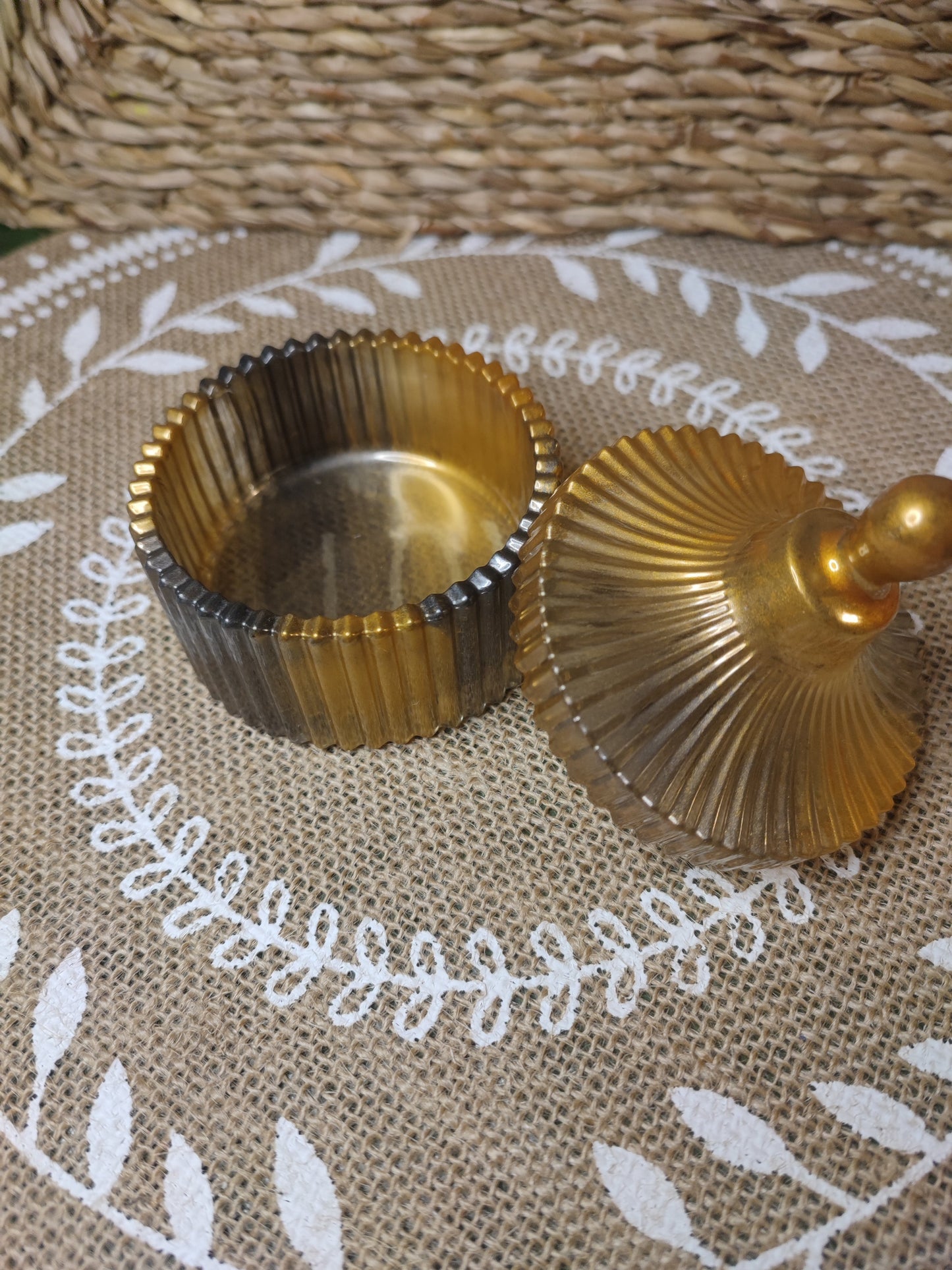 boite à bijoux pion noir et doré résine epoxy