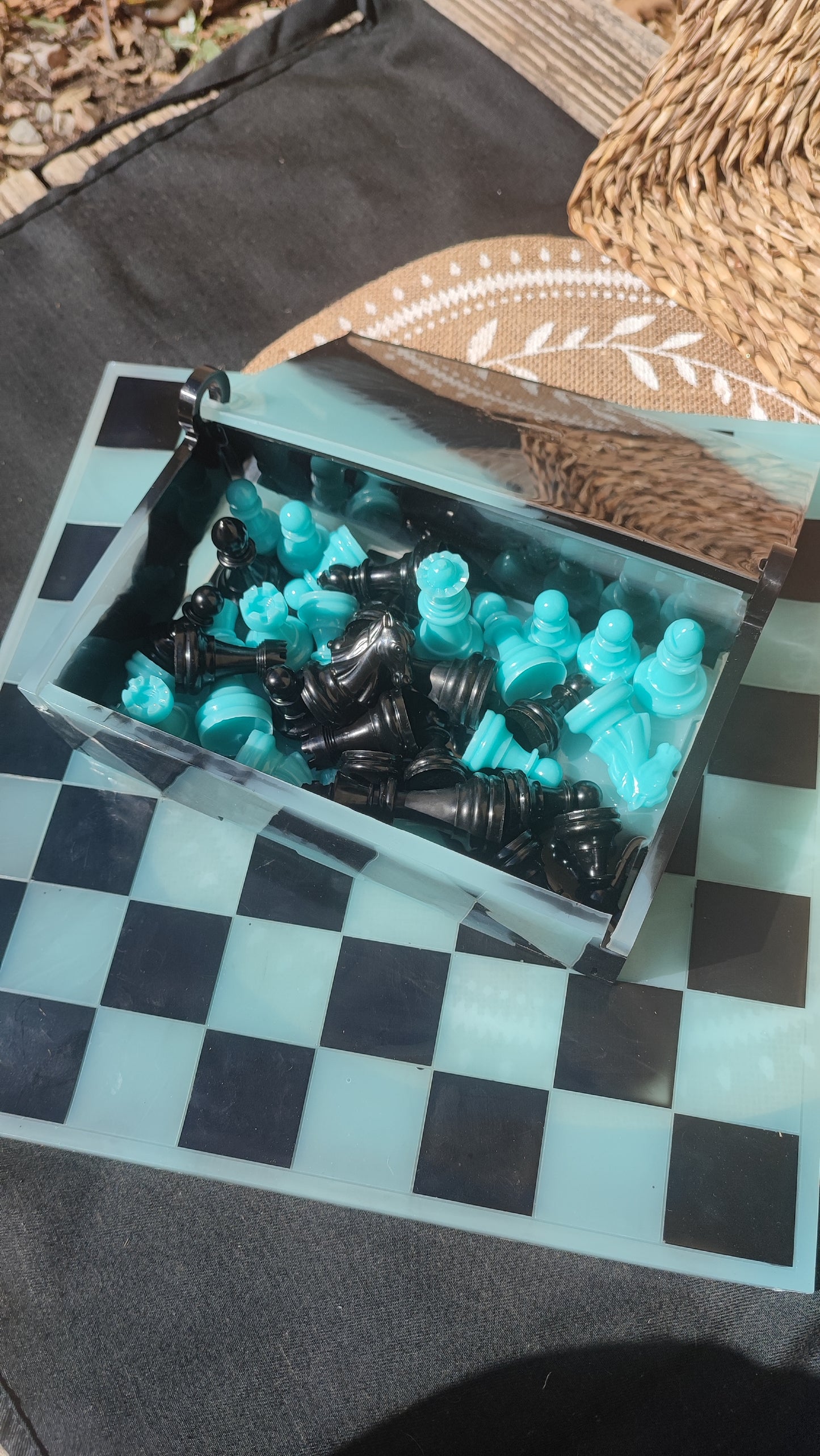 jeu d'échecs / dame vert pastel et noir résine epoxy