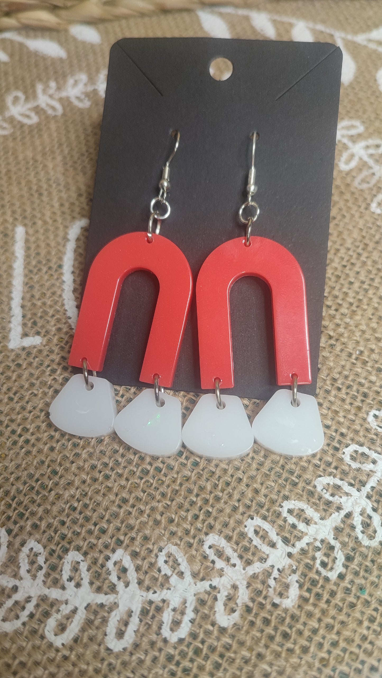 boucles d'oreilles " arc en ciel " rouge et blanche résine epoxy