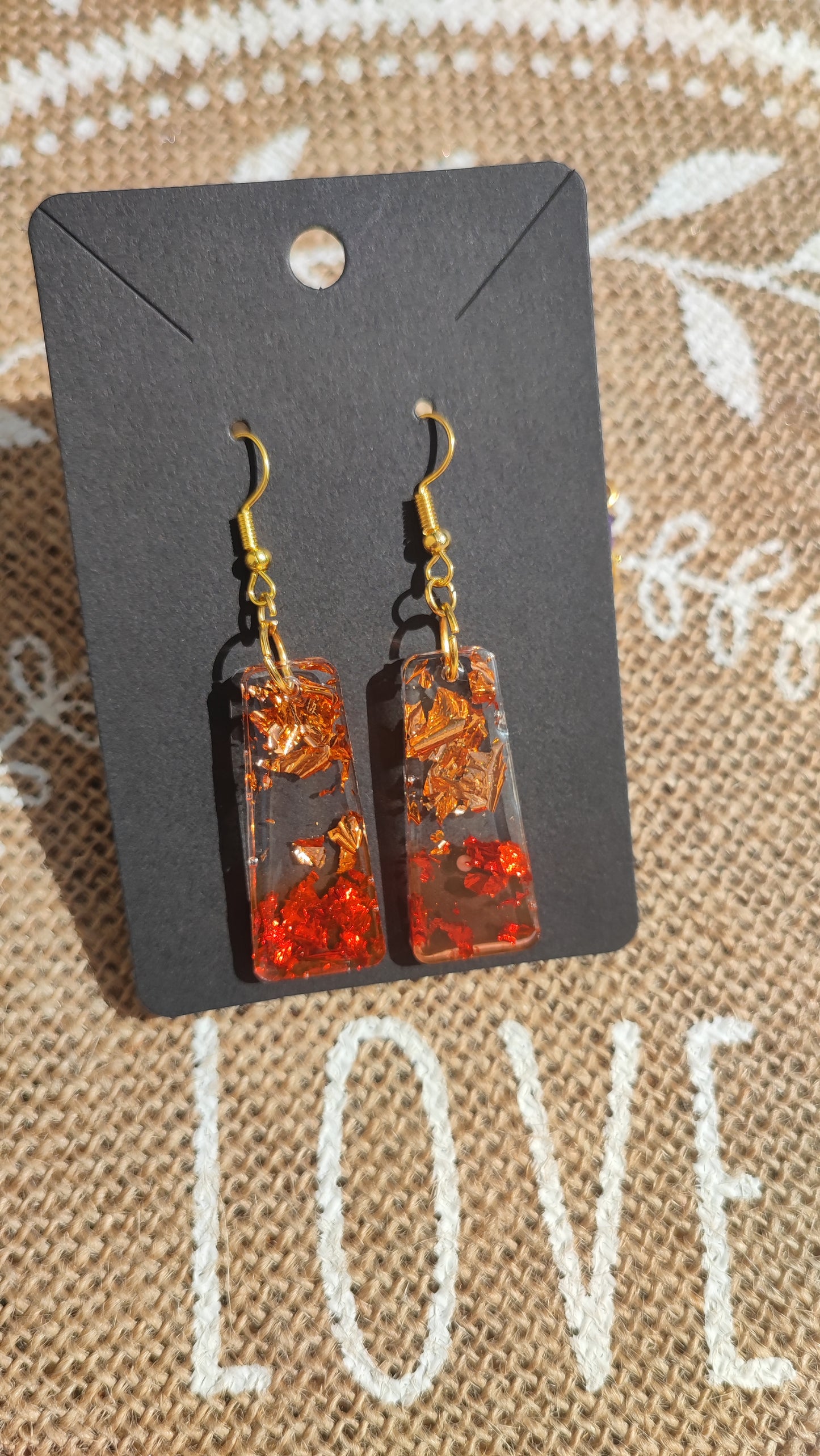 boucles d'oreilles fantaisie " bâton " feuille cuivré et rouge résine epoxy