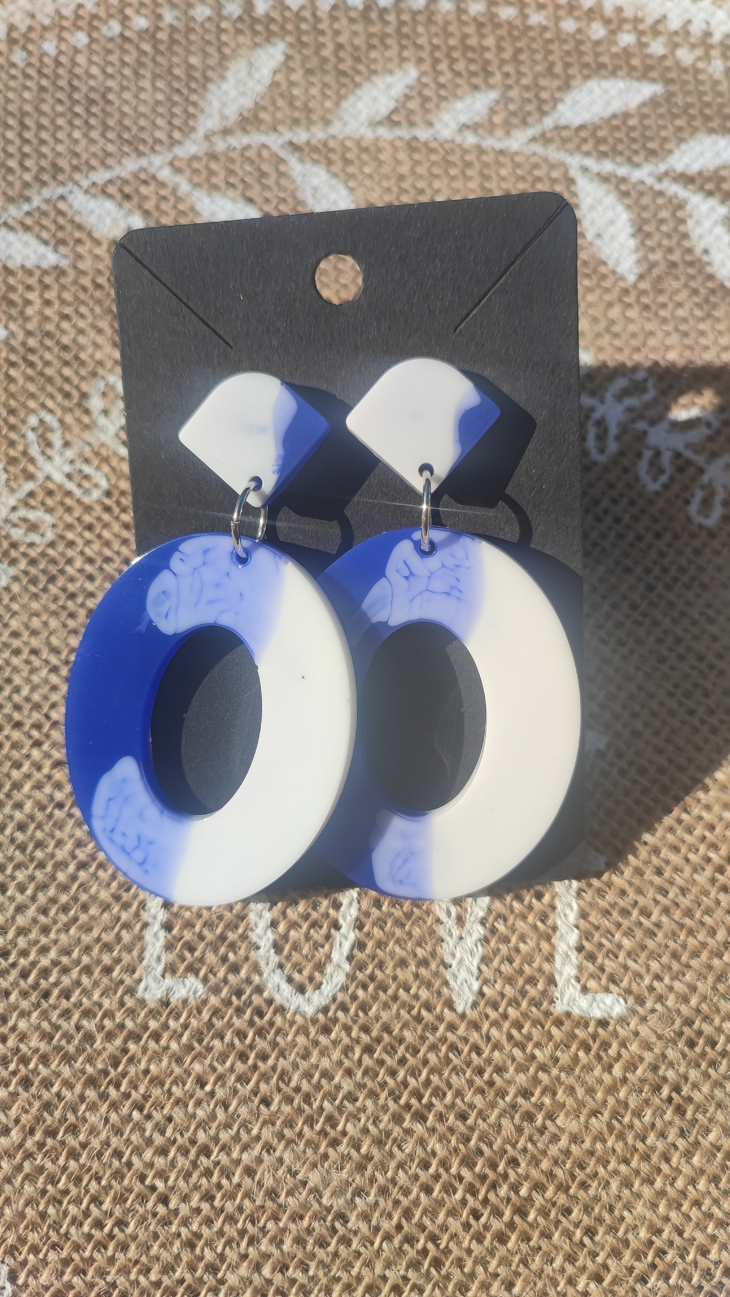 boucles d'oreilles en résine epoxy blanche et bleu