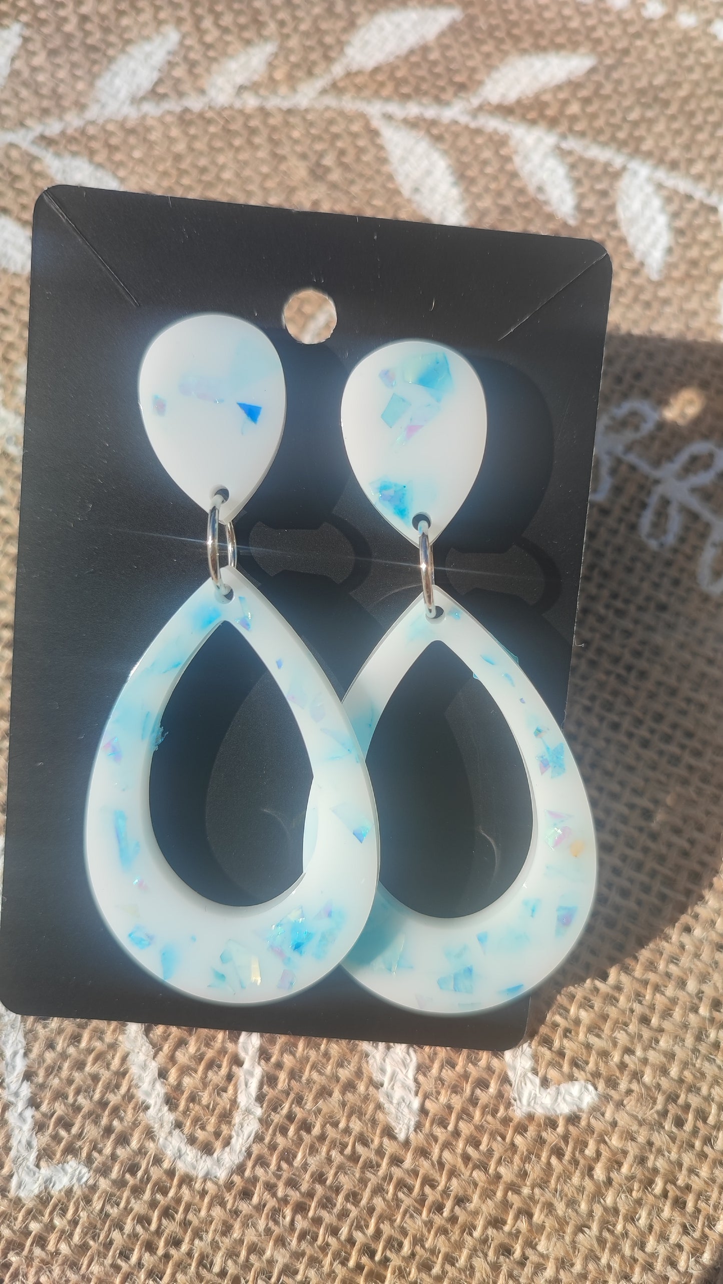 boucles d'oreilles en résine epoxy blanche et bleu holographique