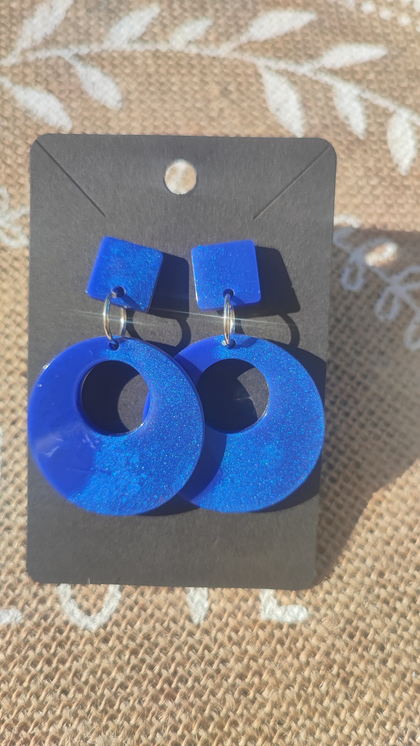 boucles d'oreilles résine epoxy bleu foncé et bleu métallique
