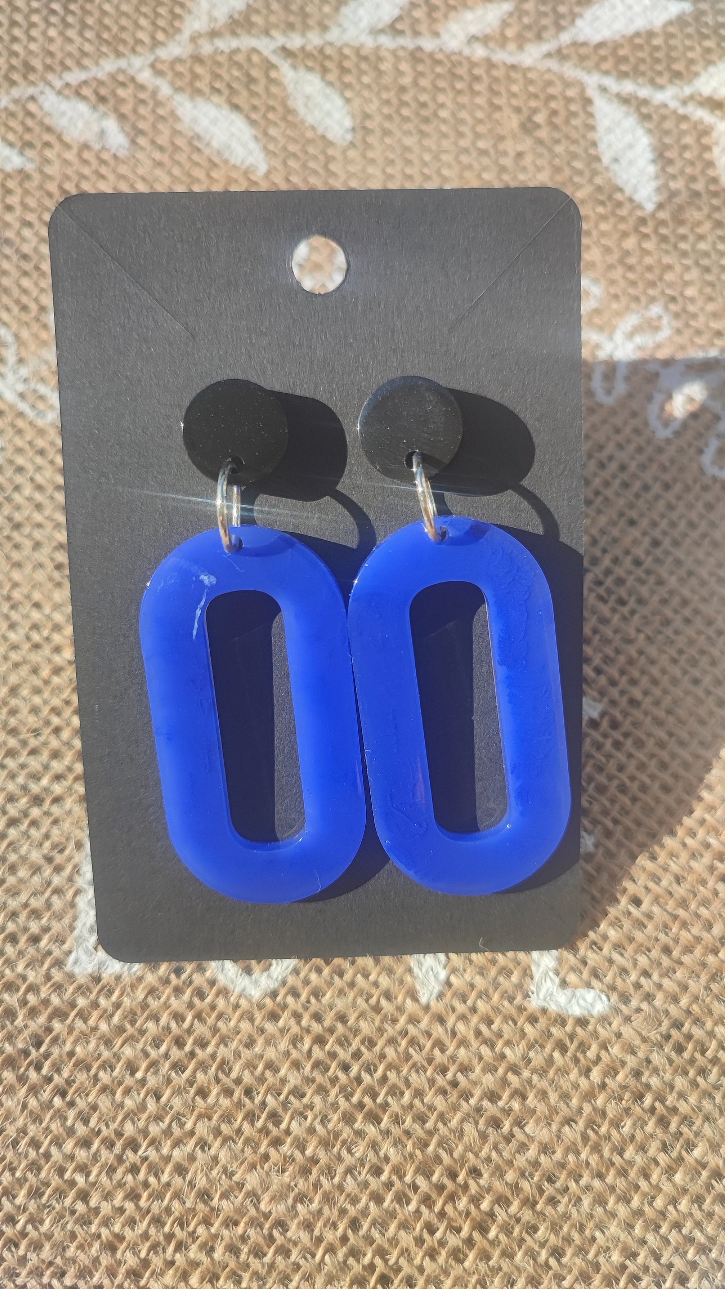 boucles d'oreilles en résine epoxy bleu et noir