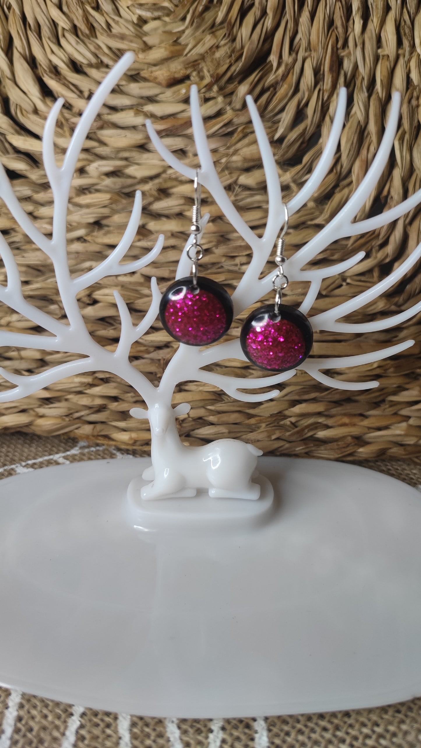 boucles d'oreille boules noir et fuchsia pailleté en résine epoxy