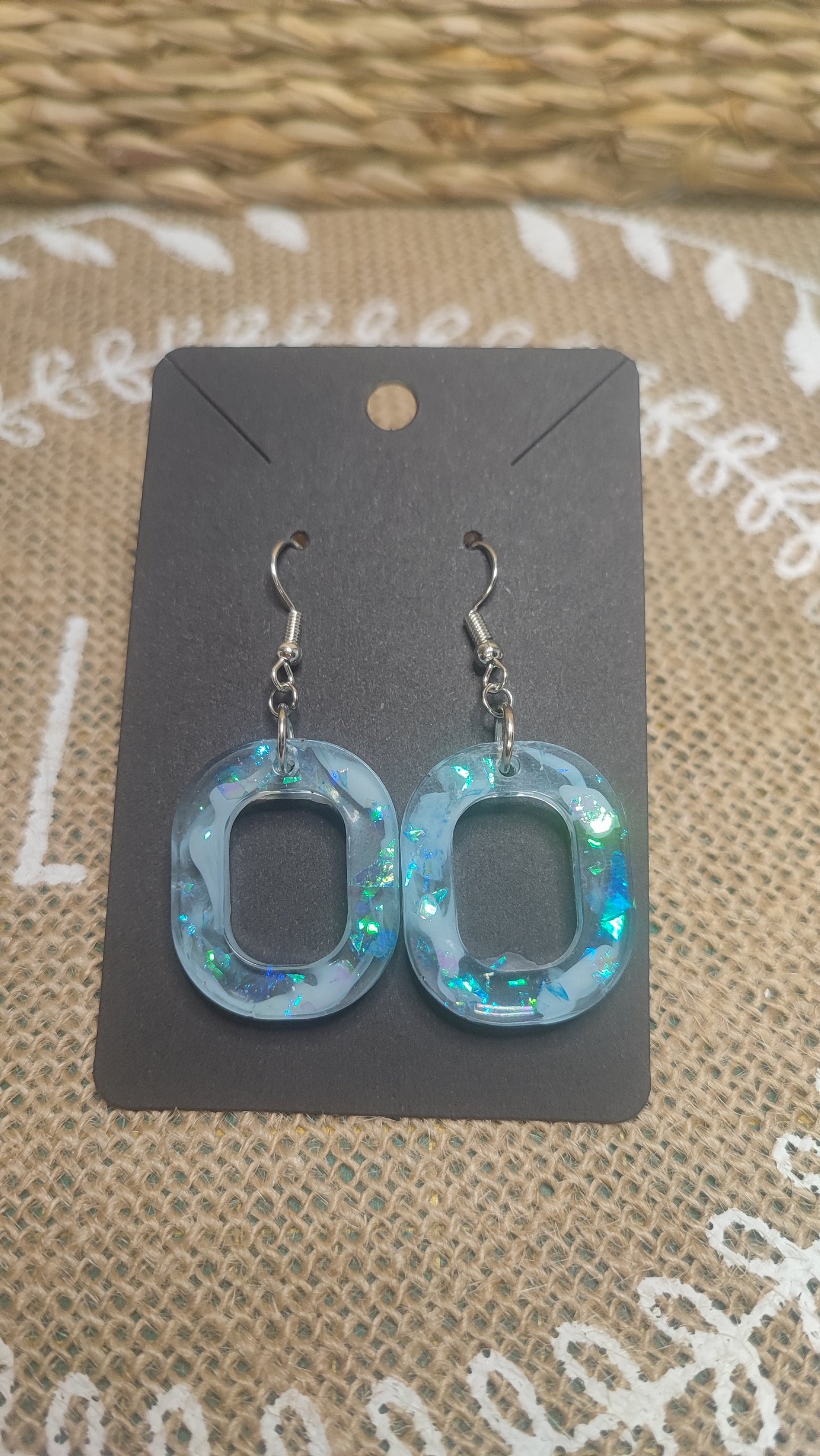 boucles d'oreilles fantaisies carré arrondi bleu holographique résine epoxy