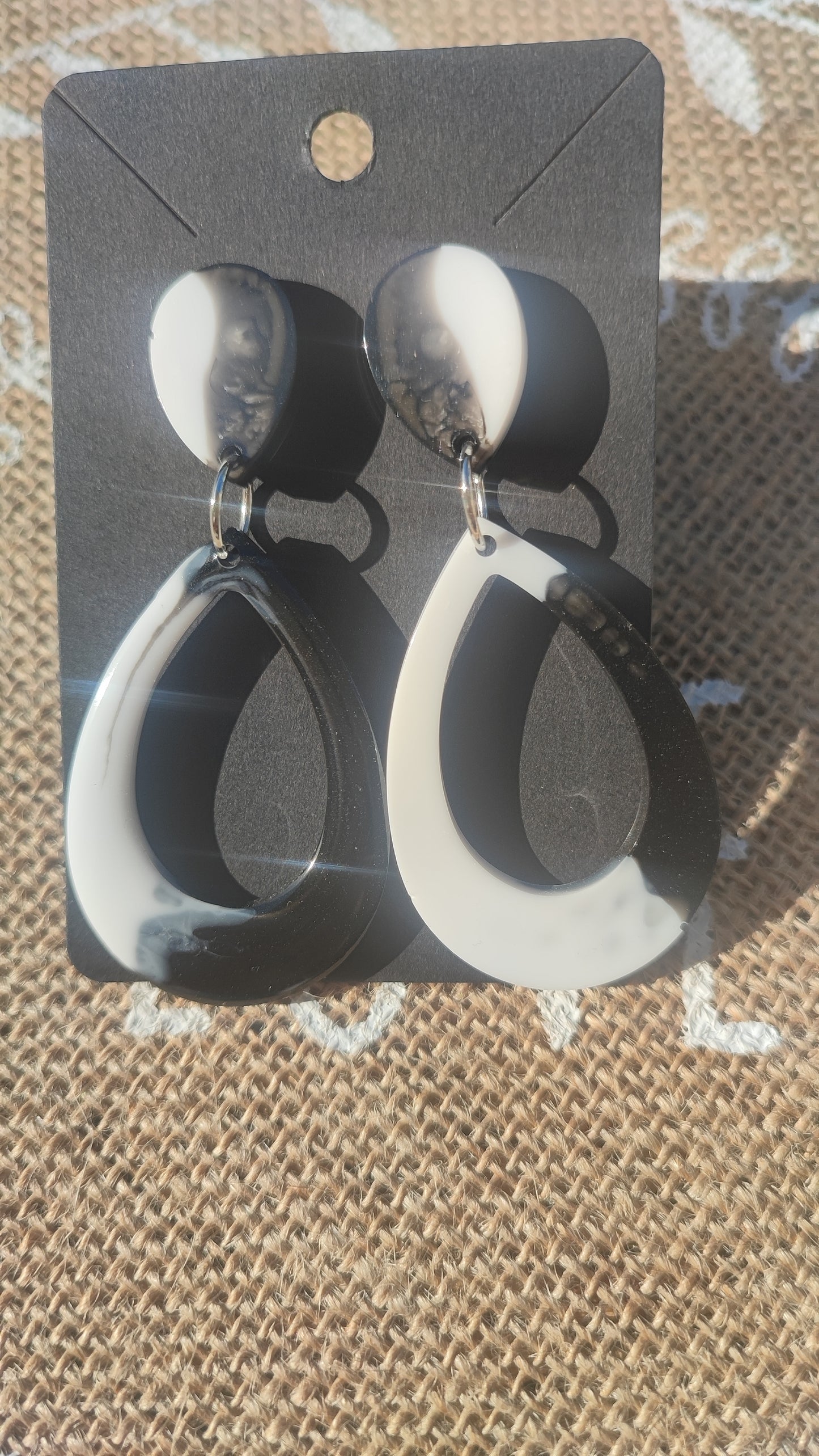 boucles d'oreilles en résine epoxy noir et blanche
