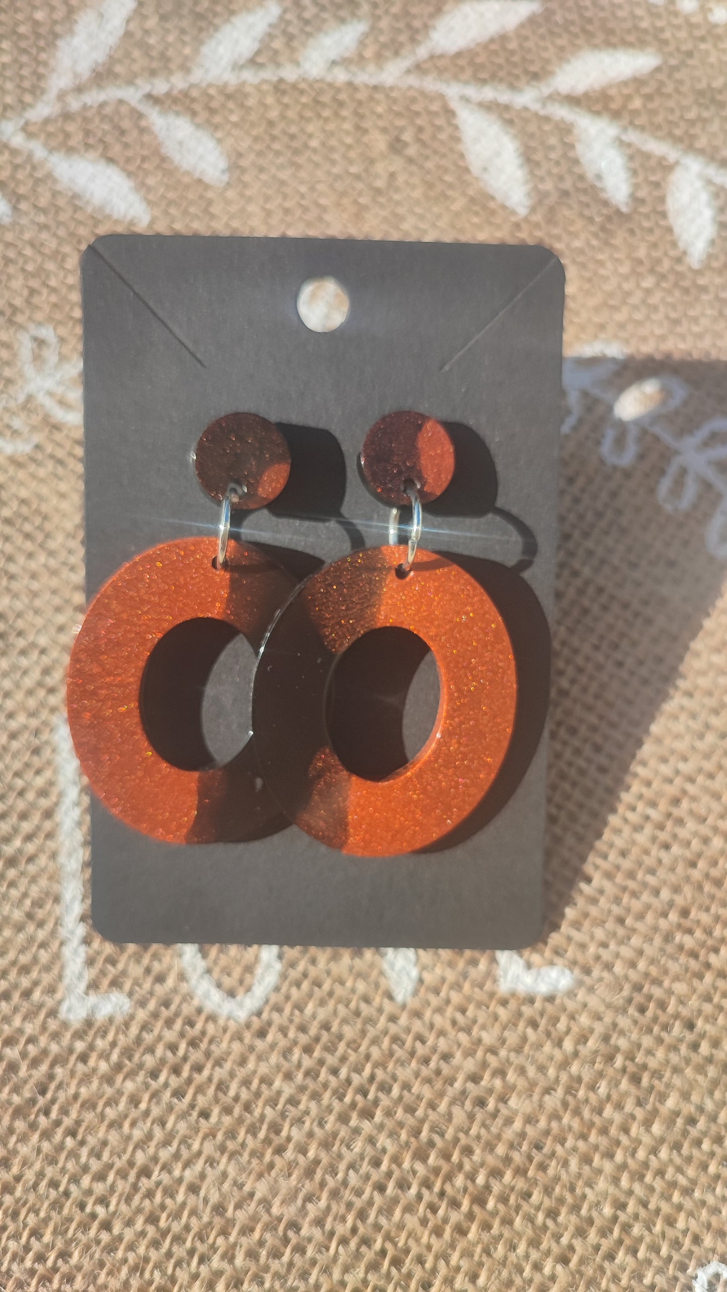 boucles d'oreilles en résine epoxy noir et marron doré