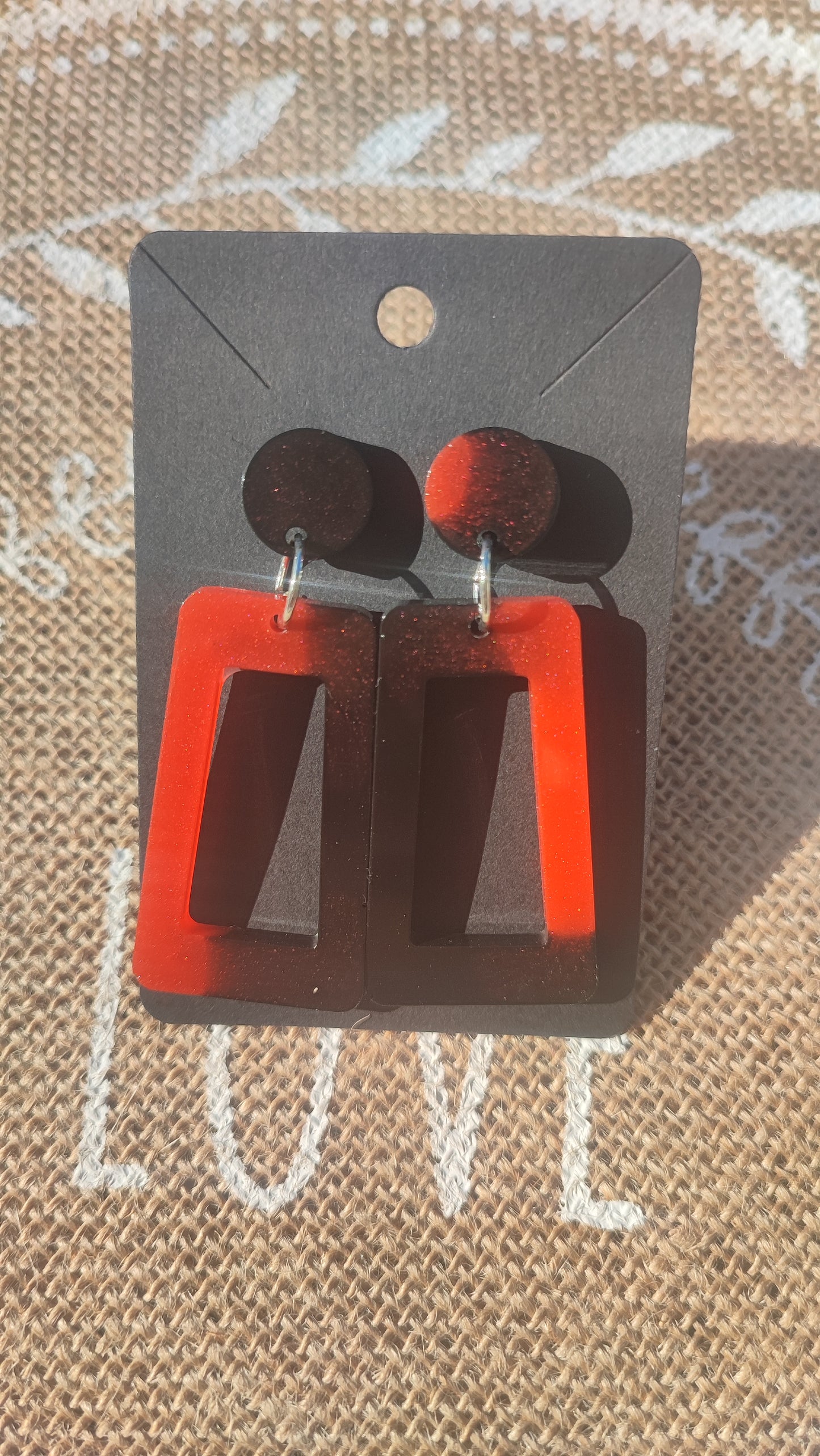 boucles d'oreilles en résine epoxy rouge et noir