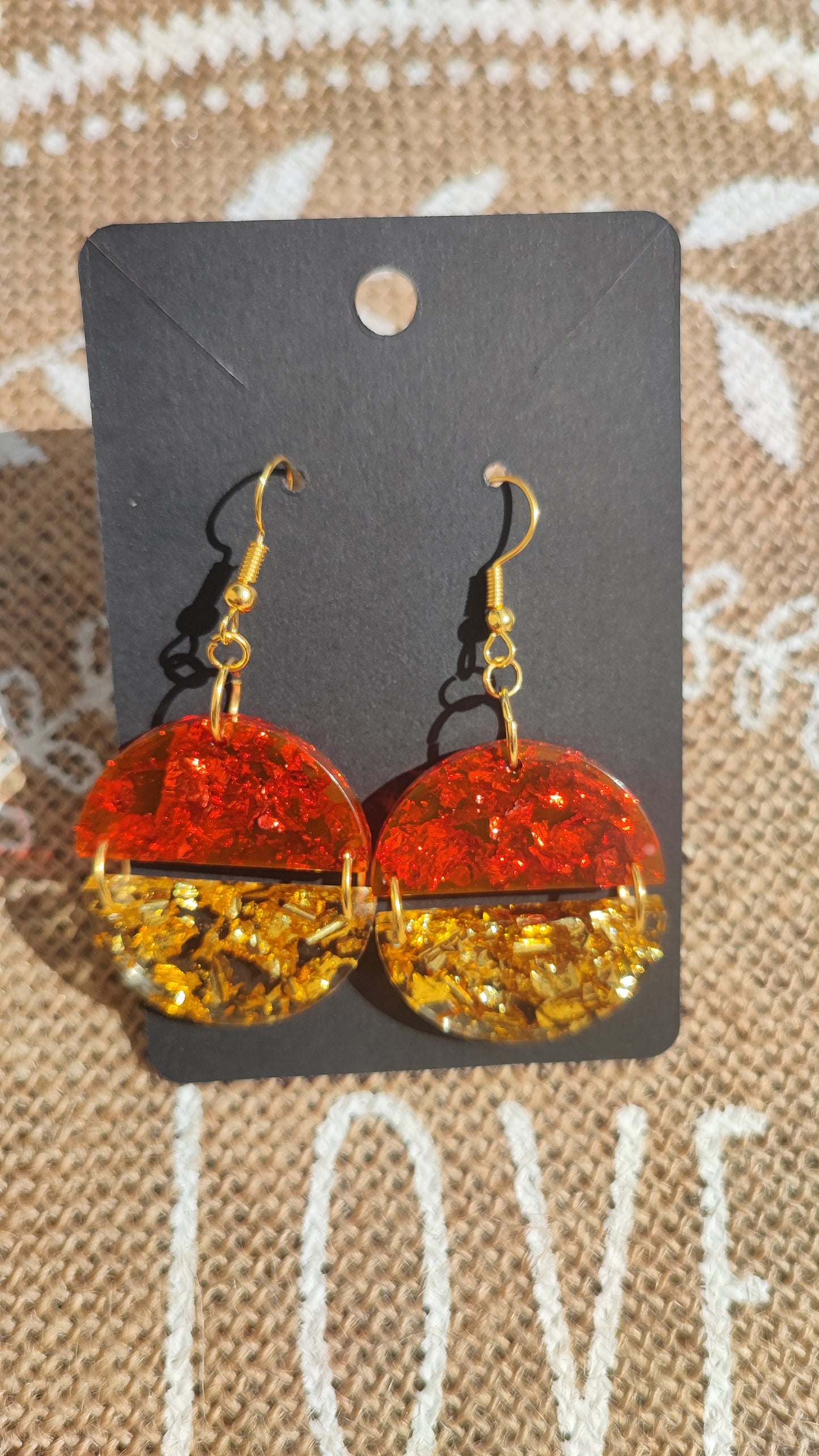 boucles d'oreilles demi sphère feuille rouge et feuille d'or résine epoxy
