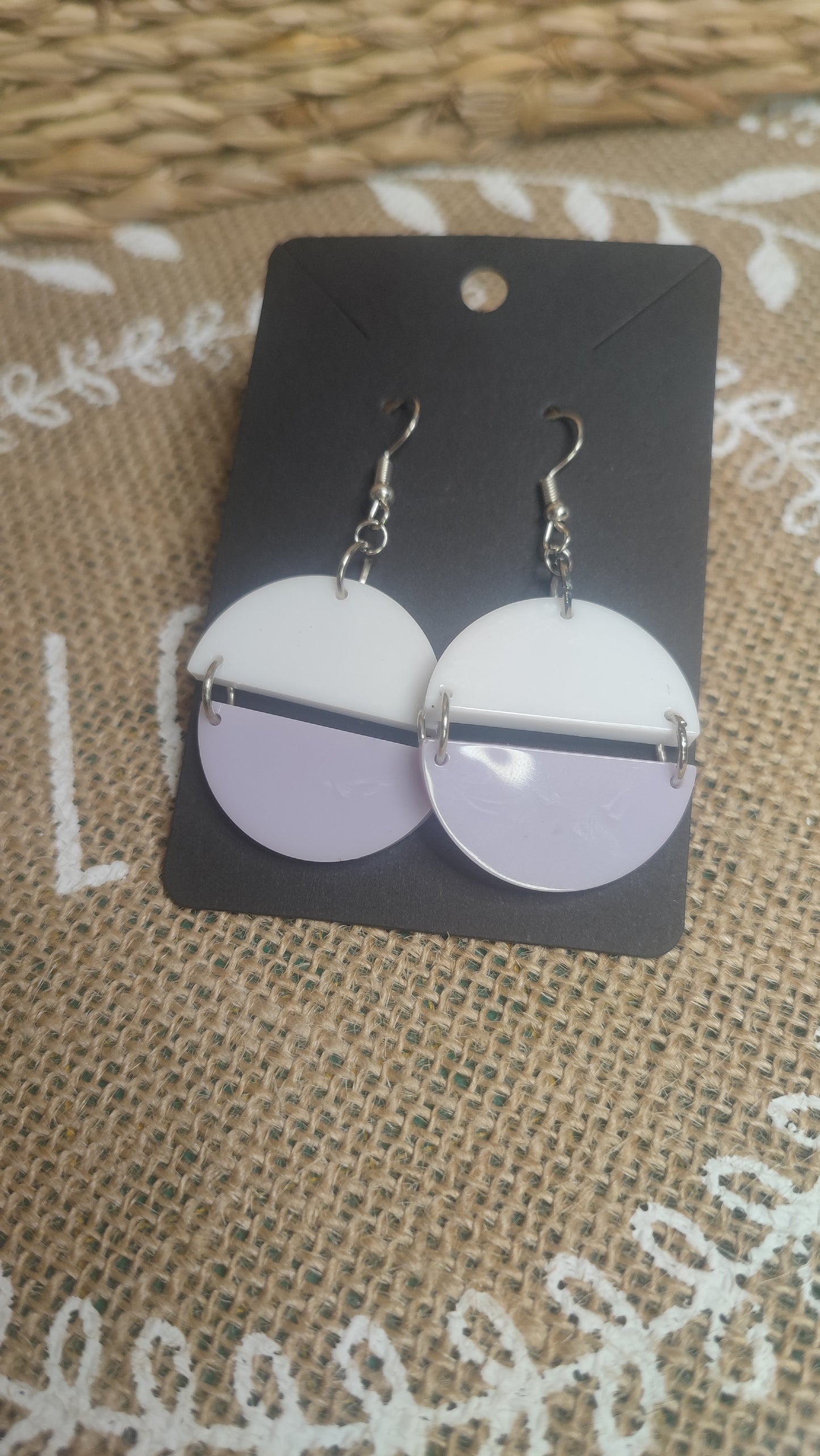 boucles d'oreilles demi sphère lila et blanche résine epoxy