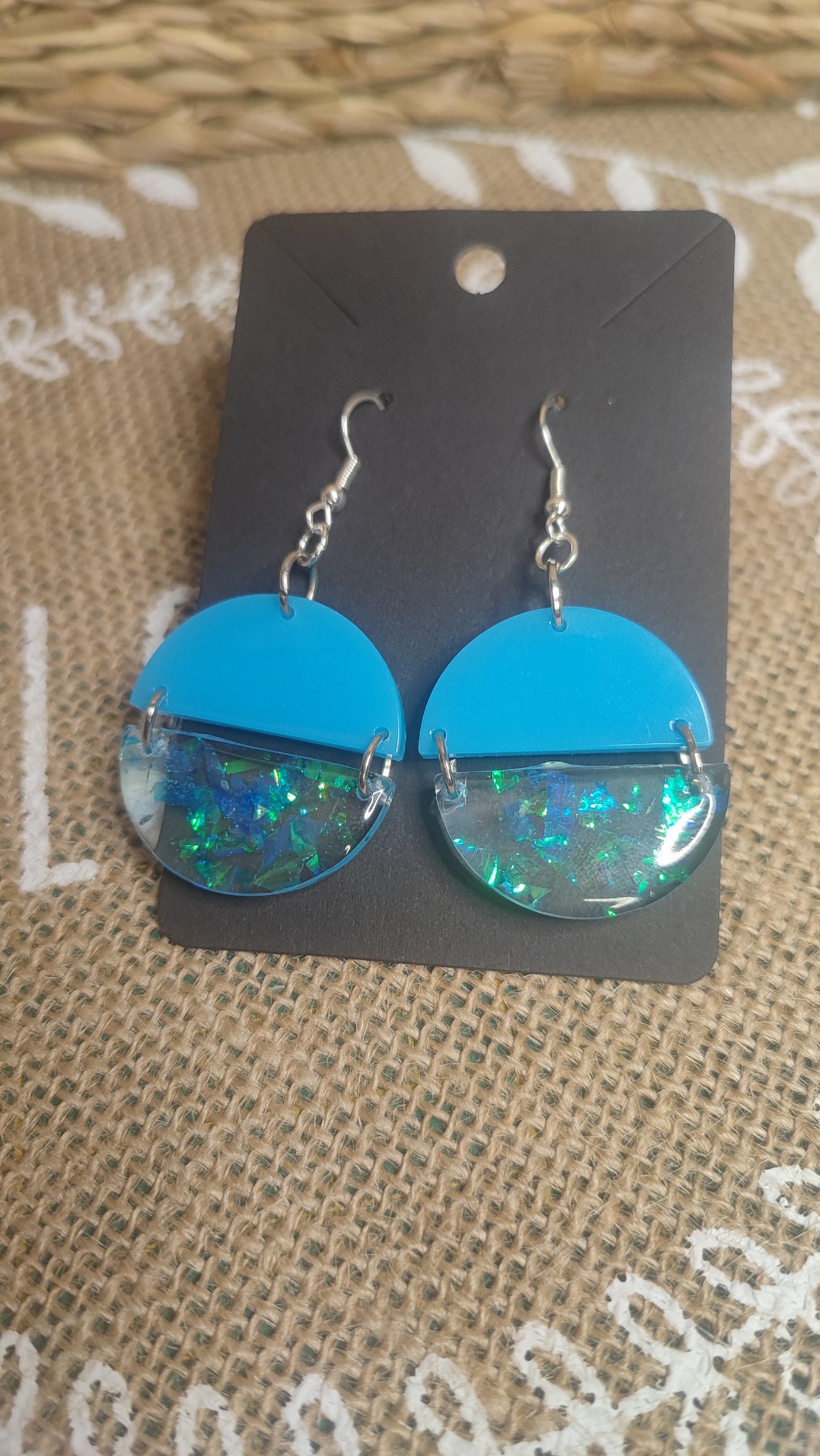boucles d'oreilles demi sphère bleu ciel et bleu holographique résine epoxy