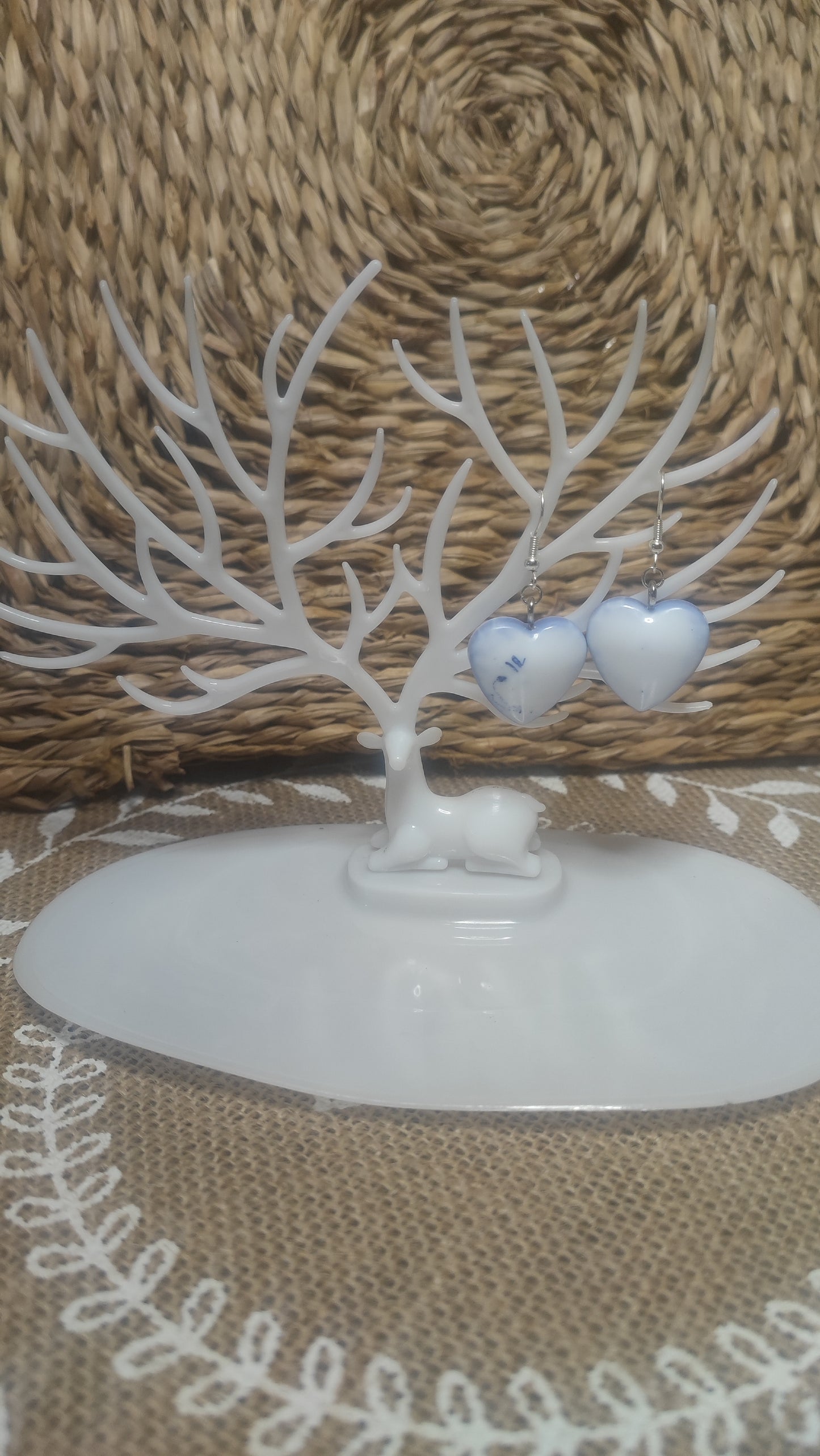 boucles d'oreilles coeur ( grand format ) blanche et bleu opaque en résine epoxy