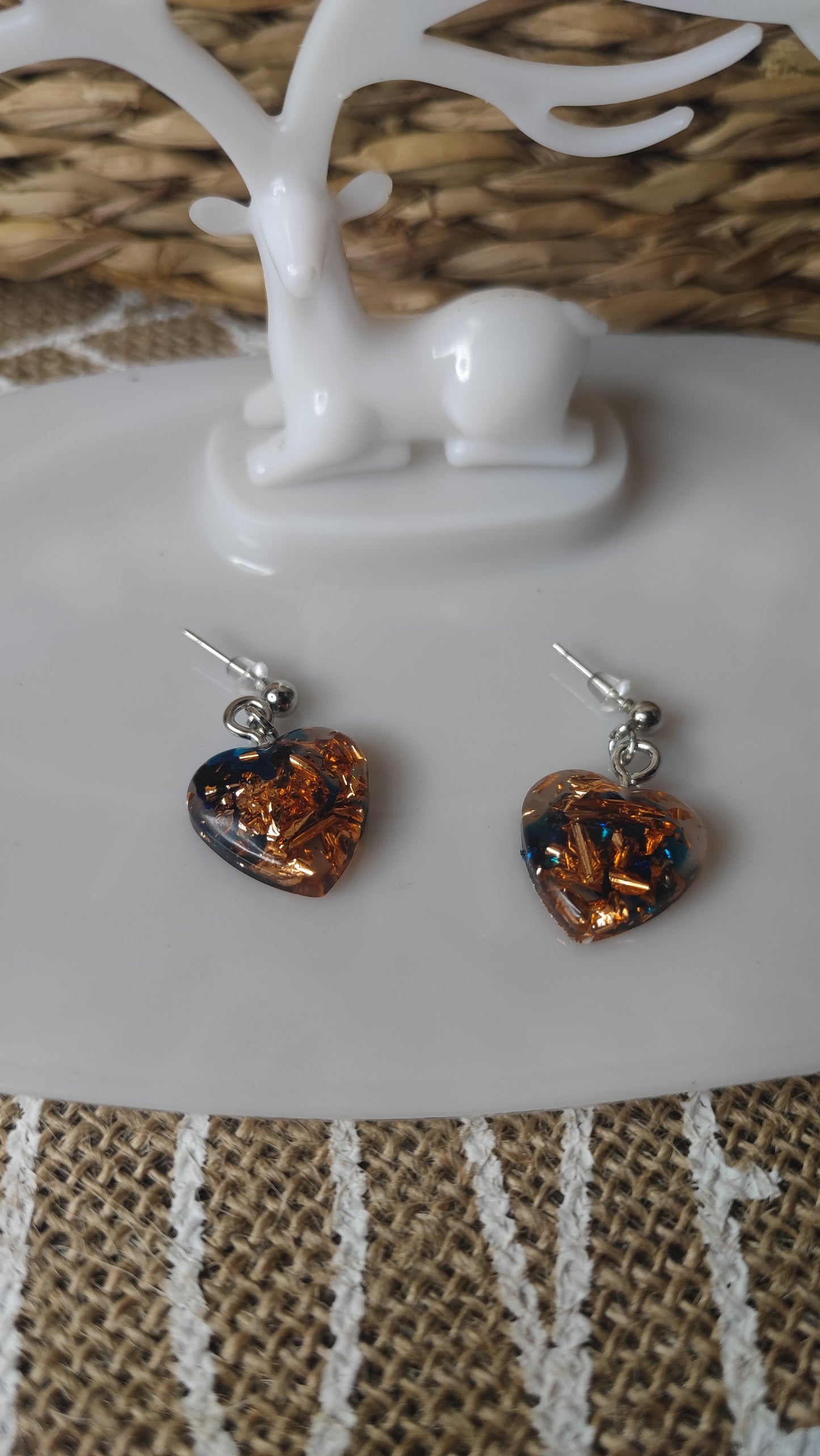 boucles d'oreilles coeur ( petit format ) cuivré et bleu en résine epoxy