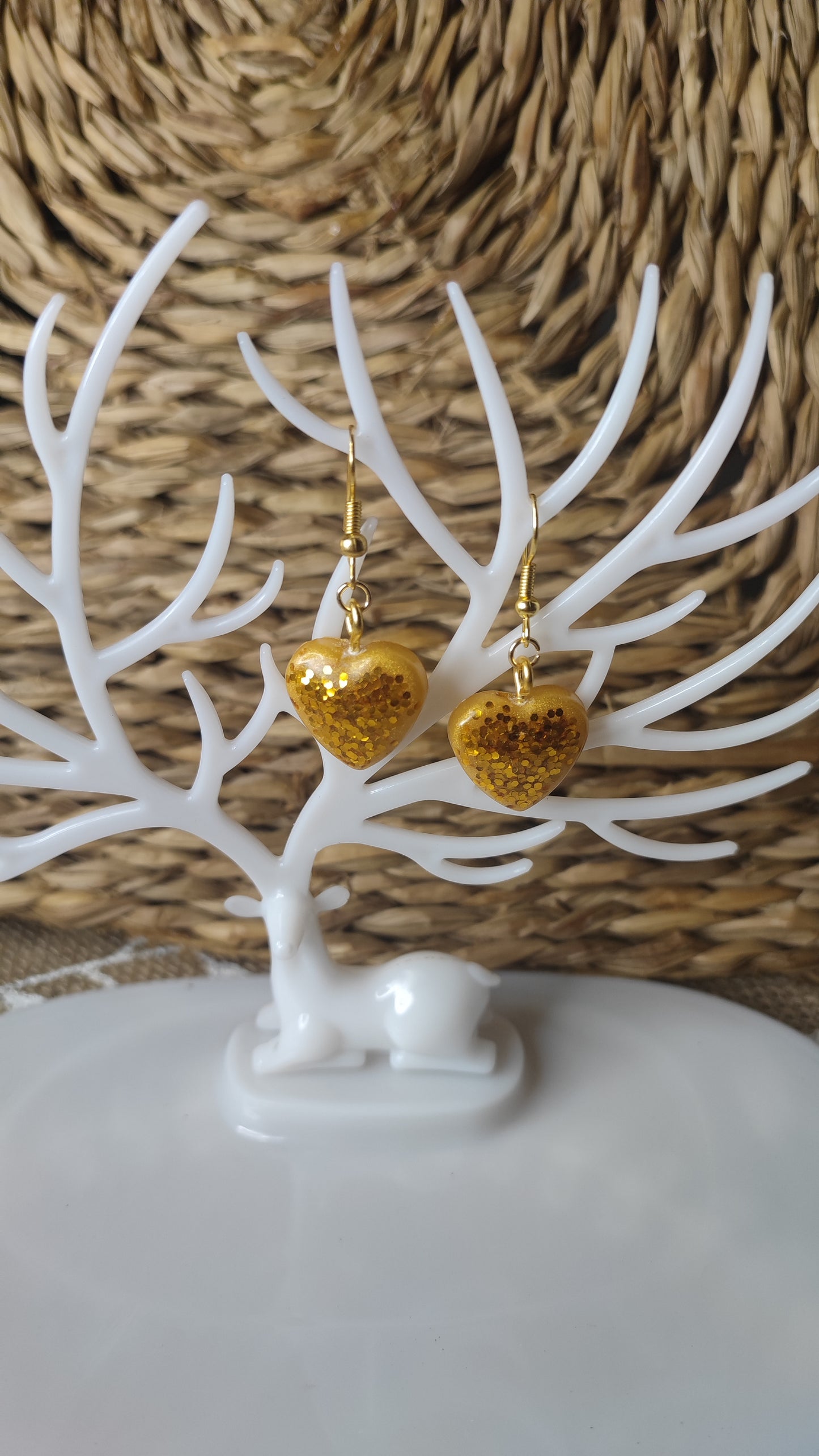 boucles d'oreilles coeur ( petit format ) doré pailleté en résine epoxy