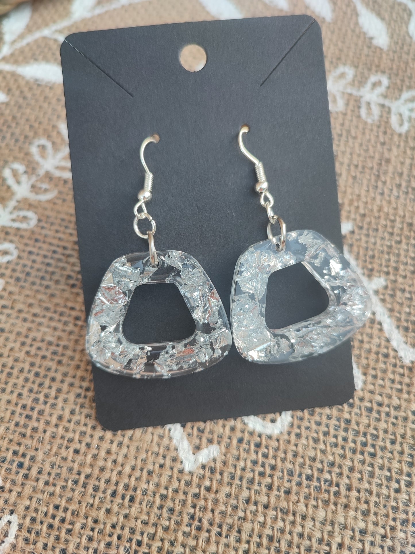 boucles d'oreilles " triangle " arrondi argenté résine epoxy