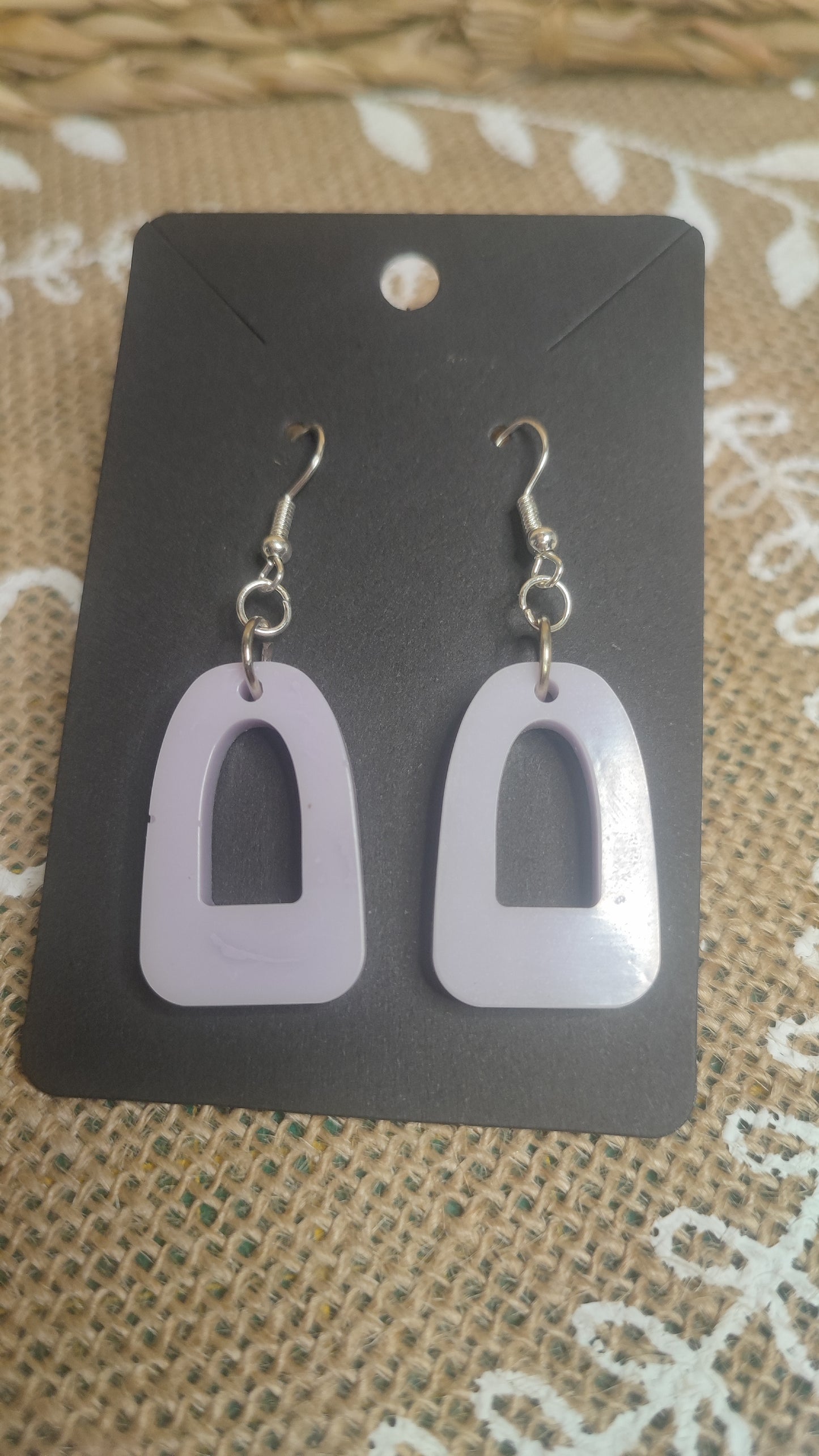 boucles d'oreilles triangle ( grand format ) lila résine epoxy