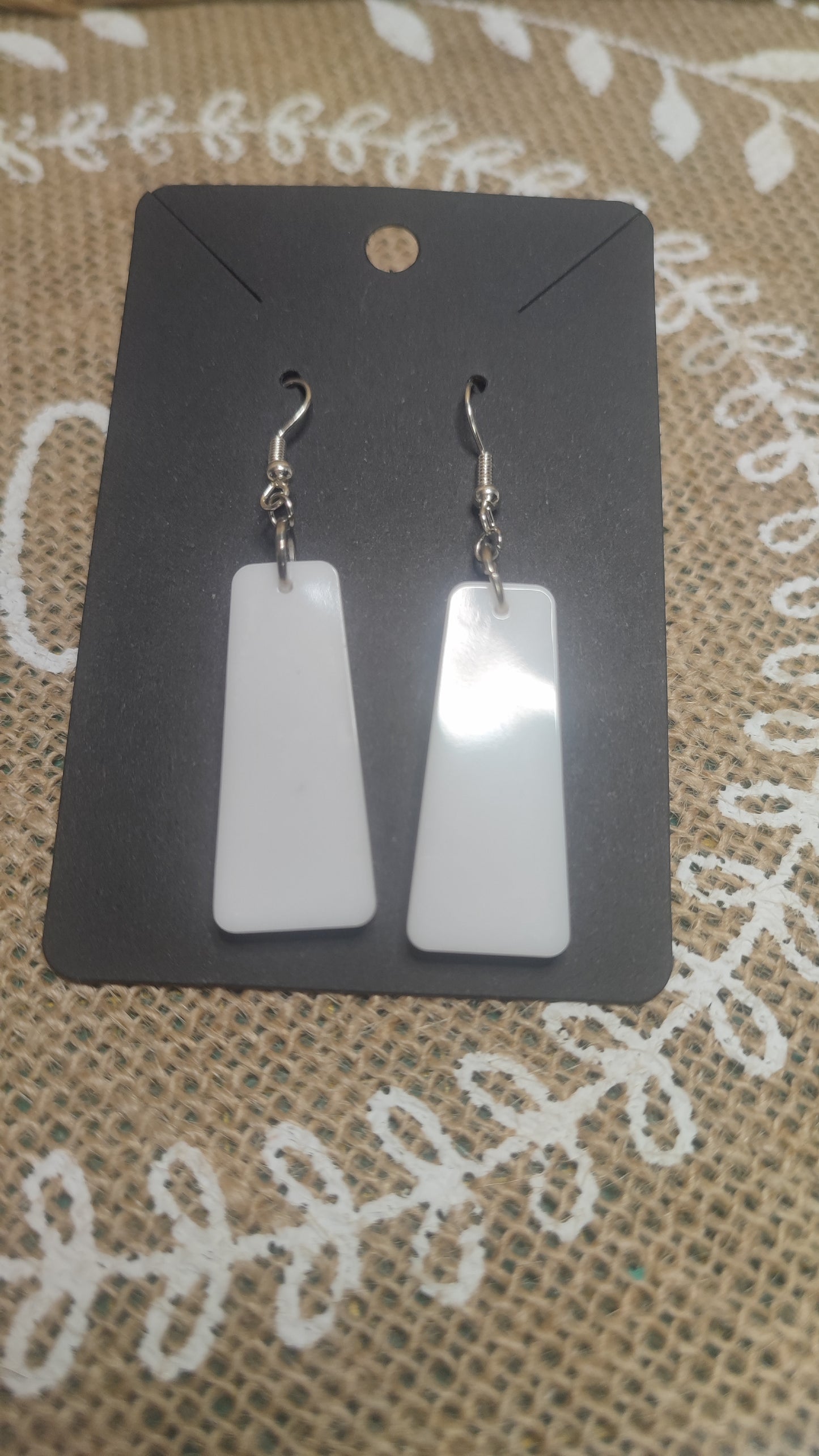 boucles d'oreilles " bâton " blanc opaque résine epoxy