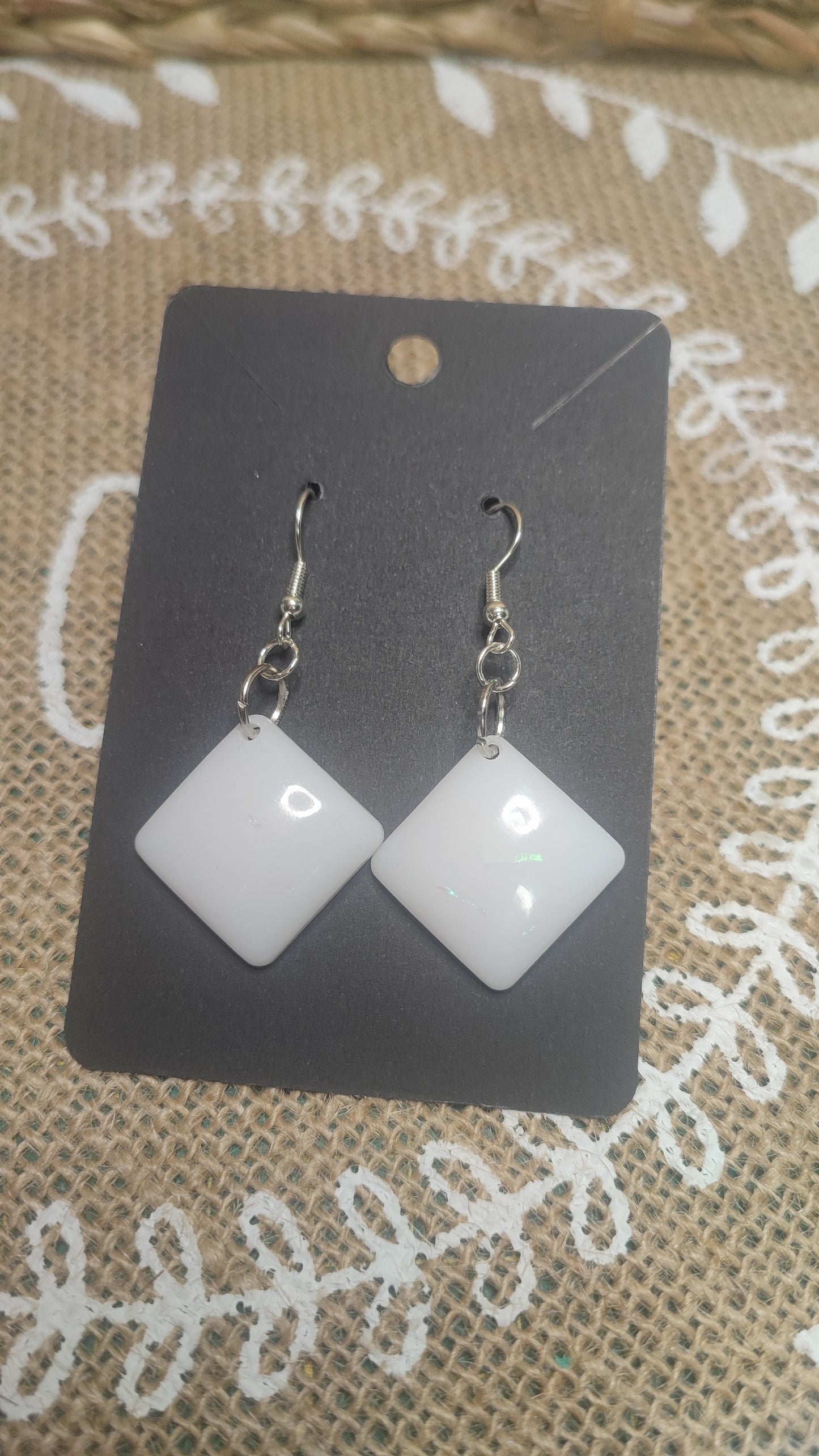 boucles d'oreilles losange ( petit format ) blanche holographique résine epoxy