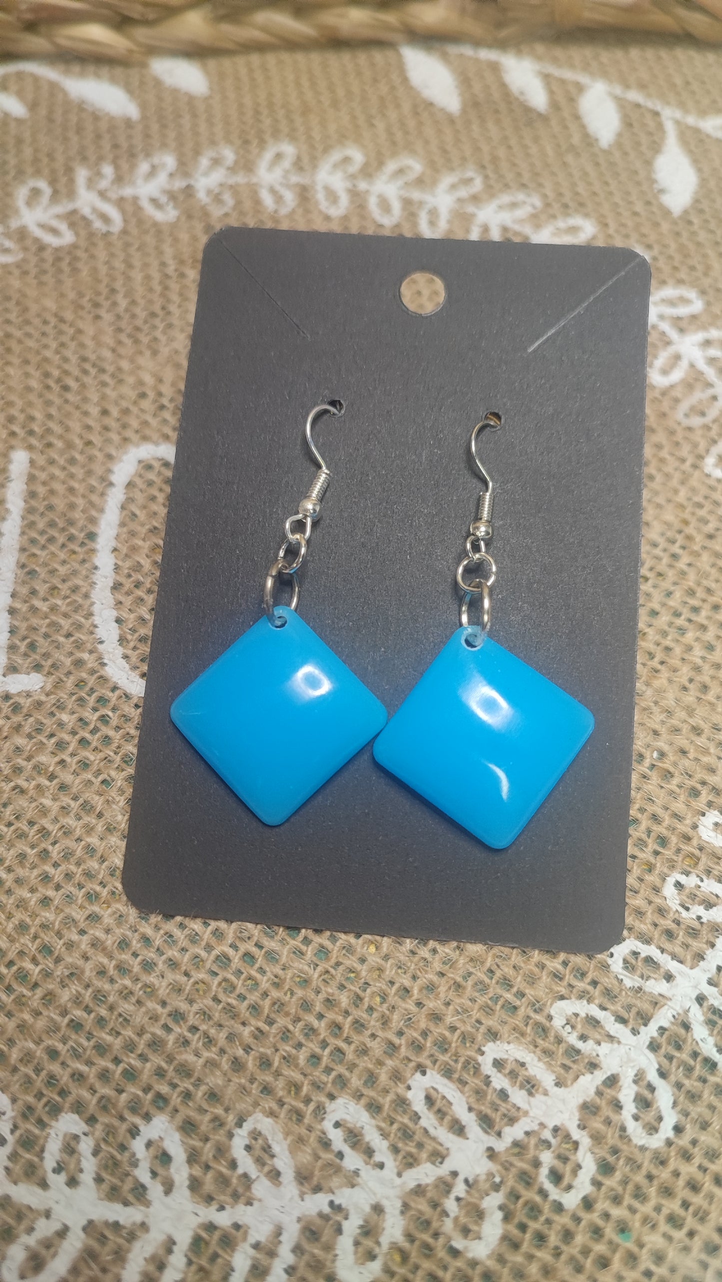 boucles d'oreilles losange ( petit format ) bleu ciel résine epoxy