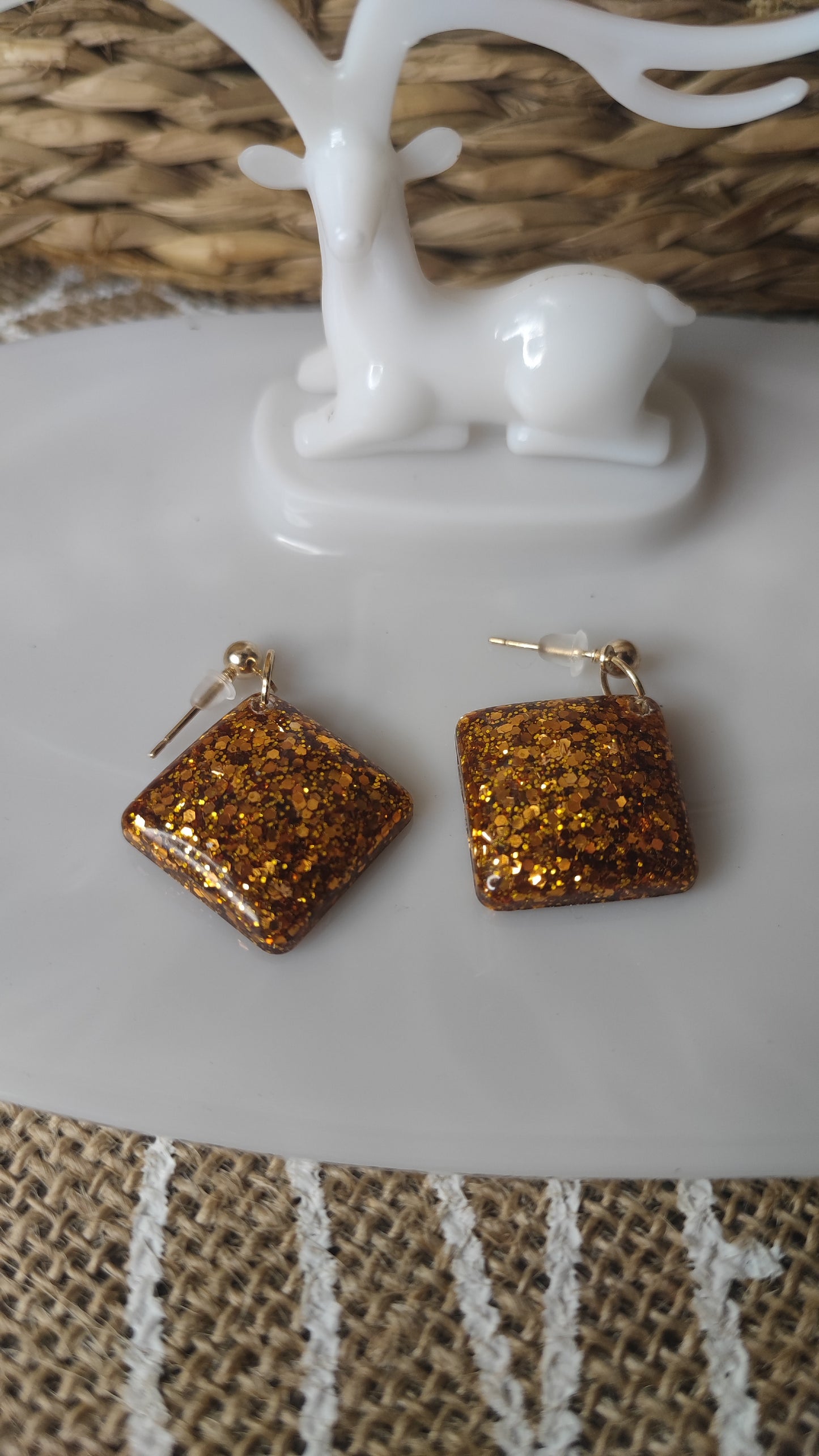 boucles d'oreilles losange ( petit format ) cuivré pailleté en résine epoxy