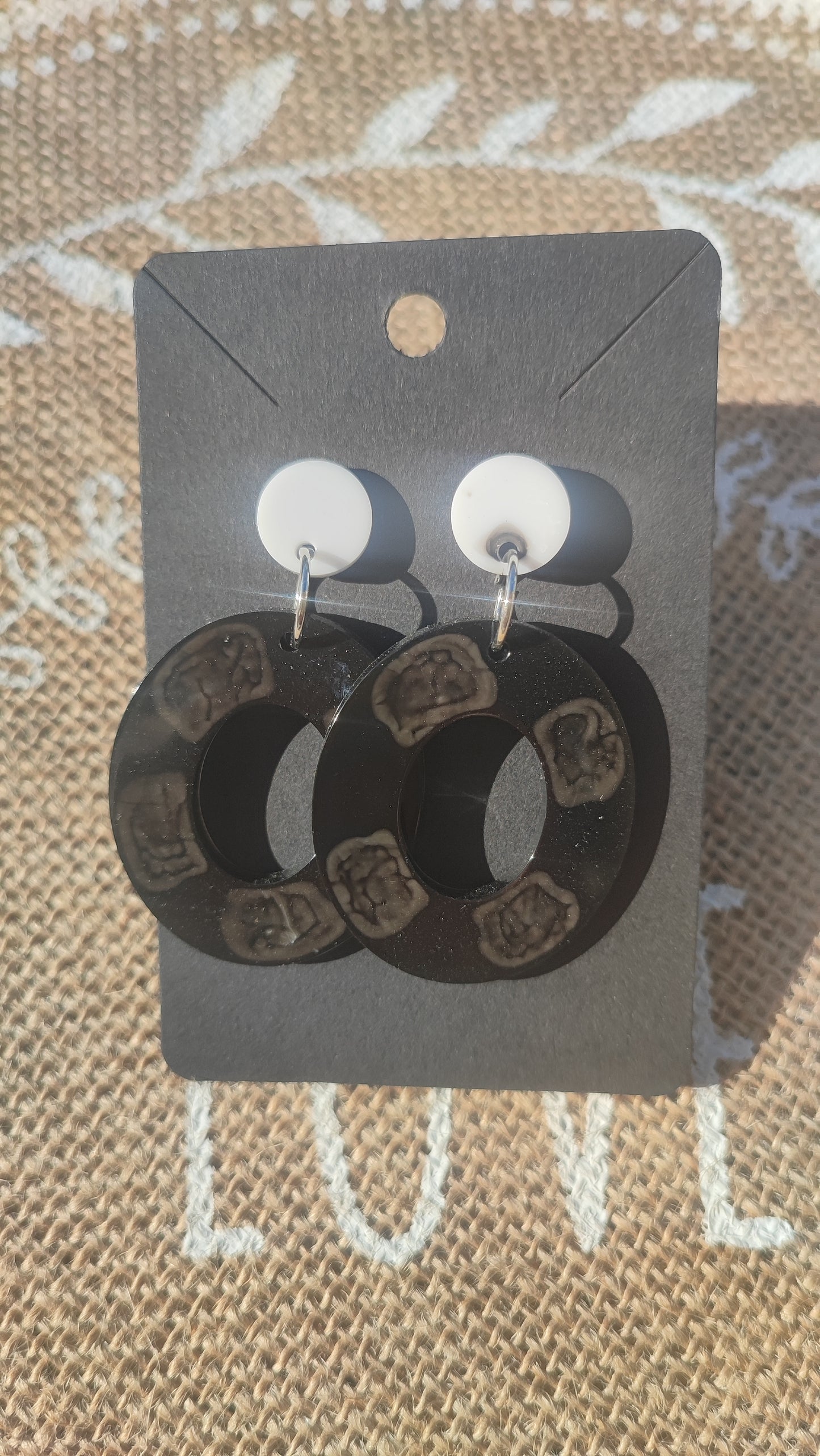 boucles d'oreilles en résine epoxy blanche et noir