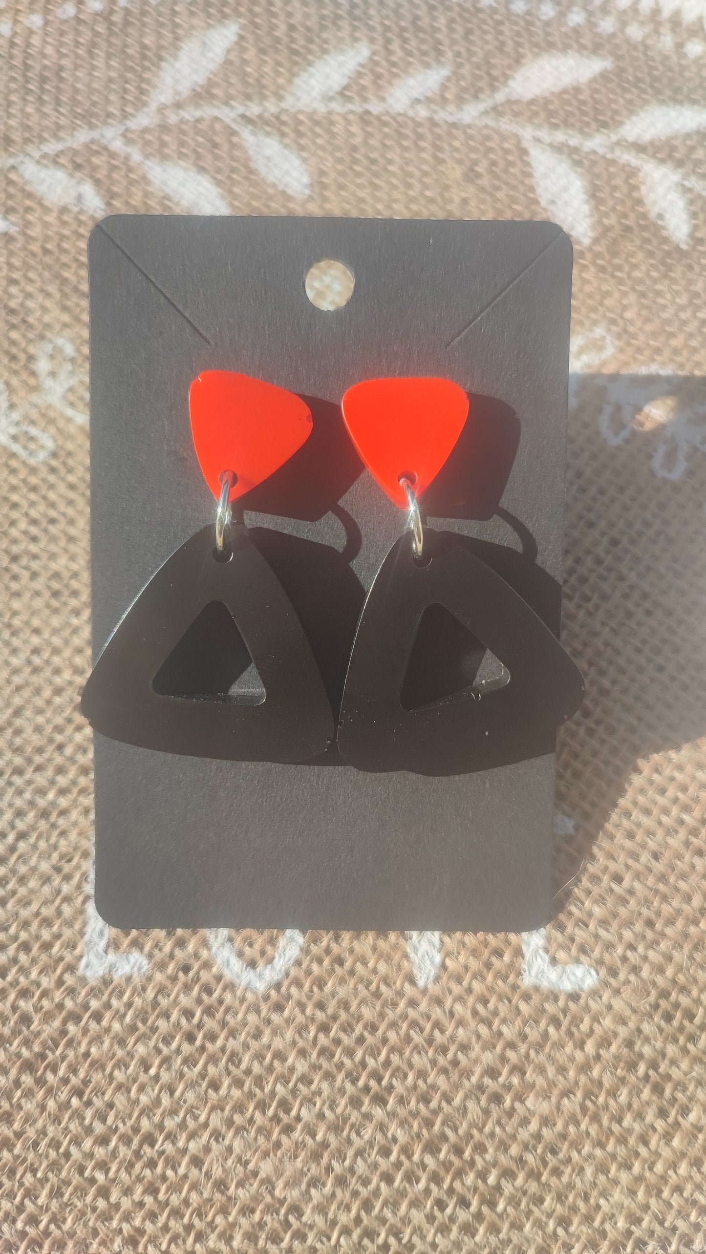 boucles d'oreilles en résine epoxy rouge et noir