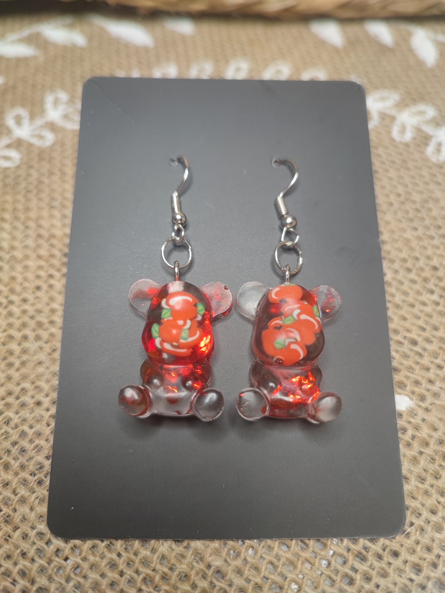 boucles d'oreilles oursons feuille rouge et pomme résine epoxy