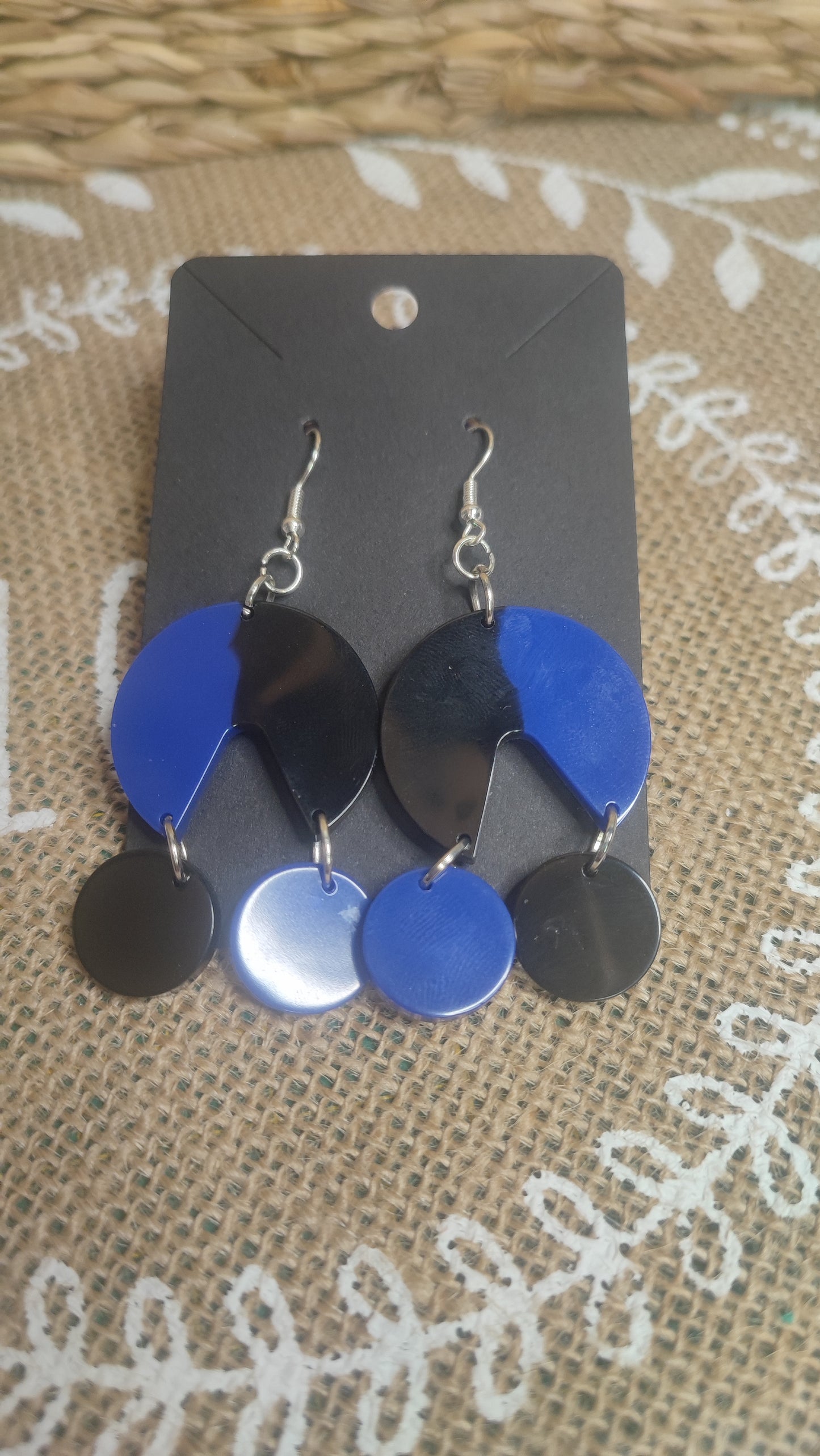 boucles d'oreilles " pacman " bleu et noir résine epoxy