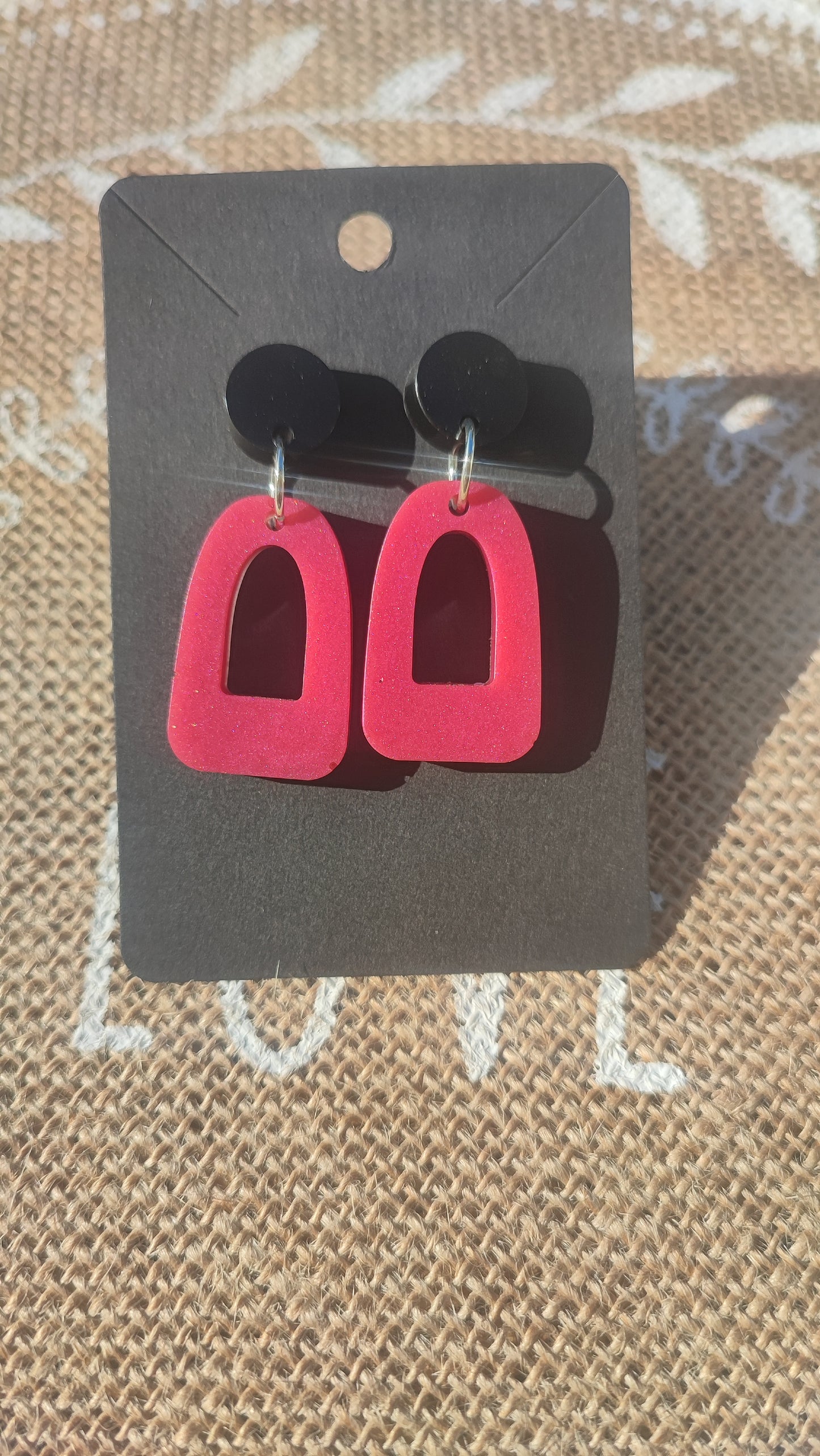 boucles d'oreilles en résine epoxy rouge rosé et noir