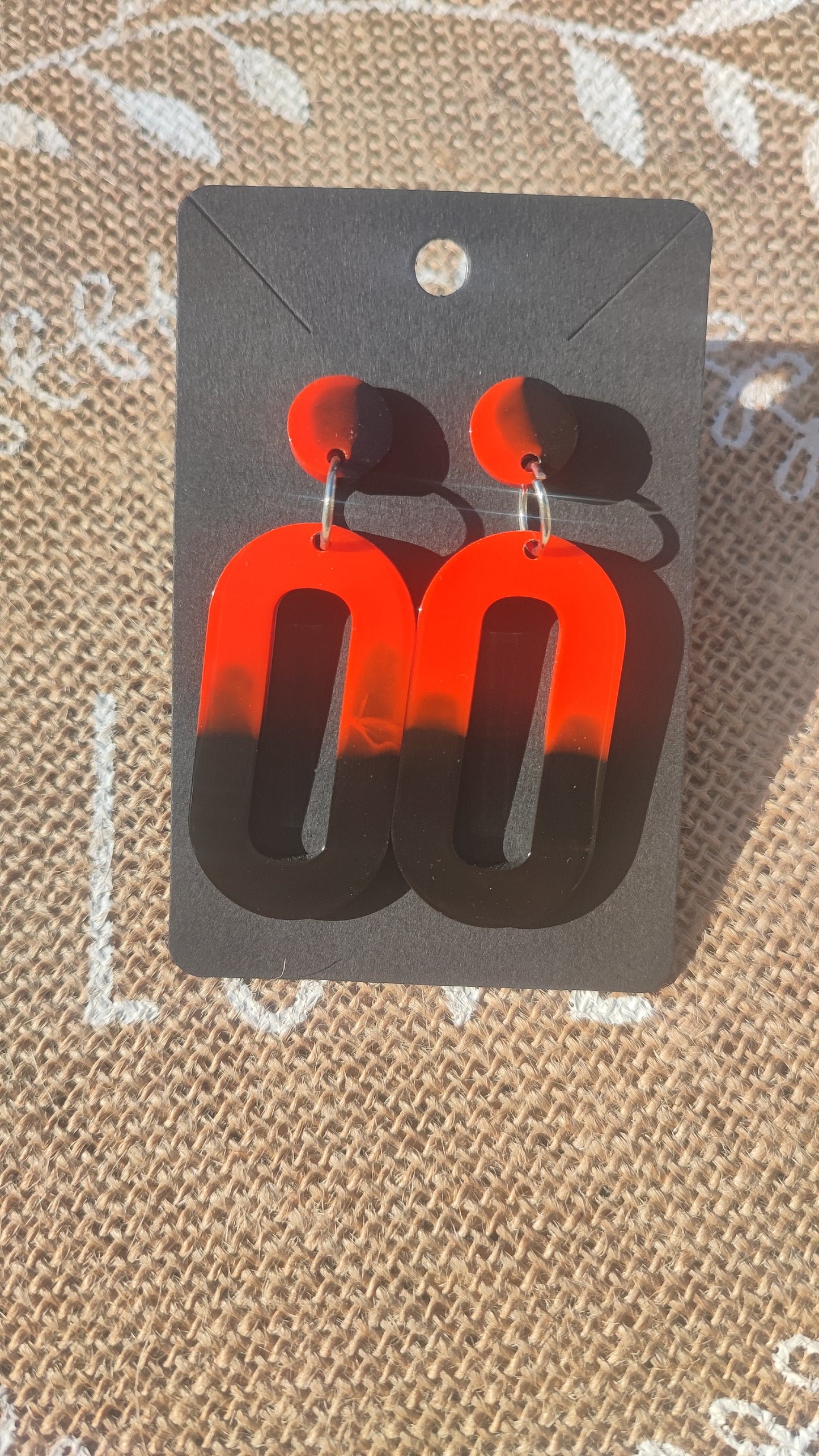 boucles d'oreilles en résine epoxy noir et rouge