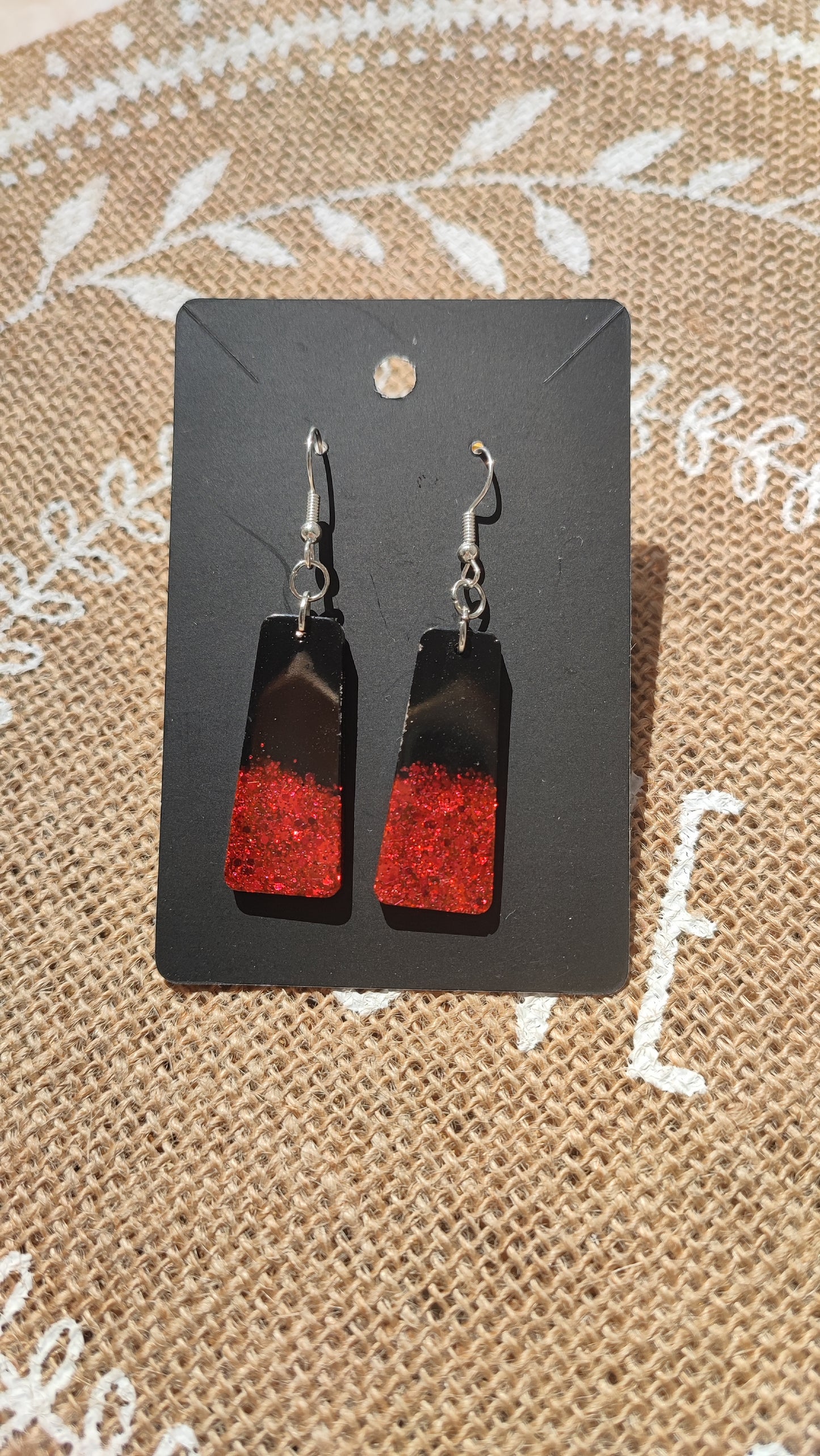 boucles d'oreilles " bâton " noir et rouge pailleté en résine epoxy