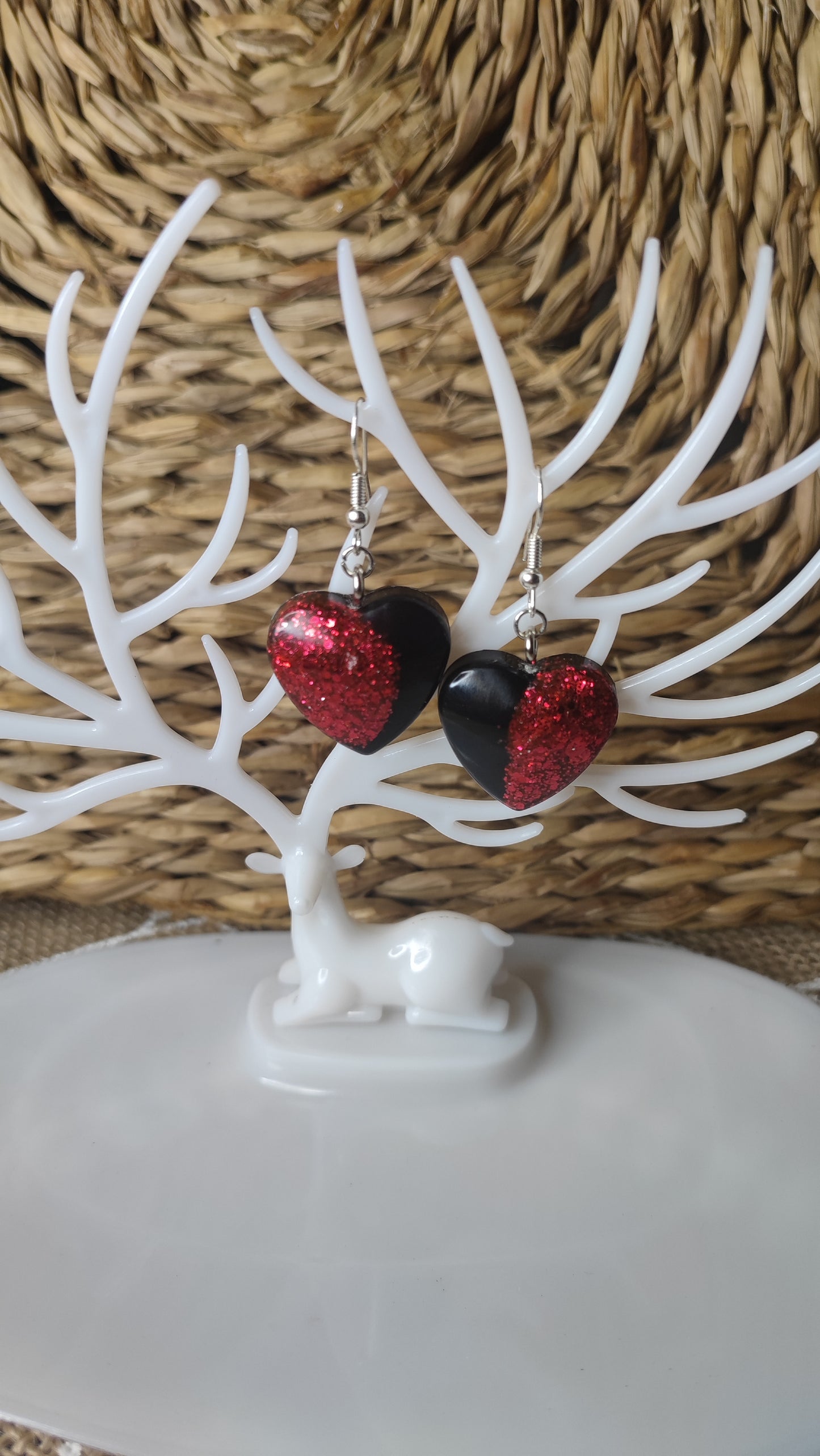 boucles d'oreilles coeur ( grand format ) noir opaque et rouge pailleté en résine epoxy