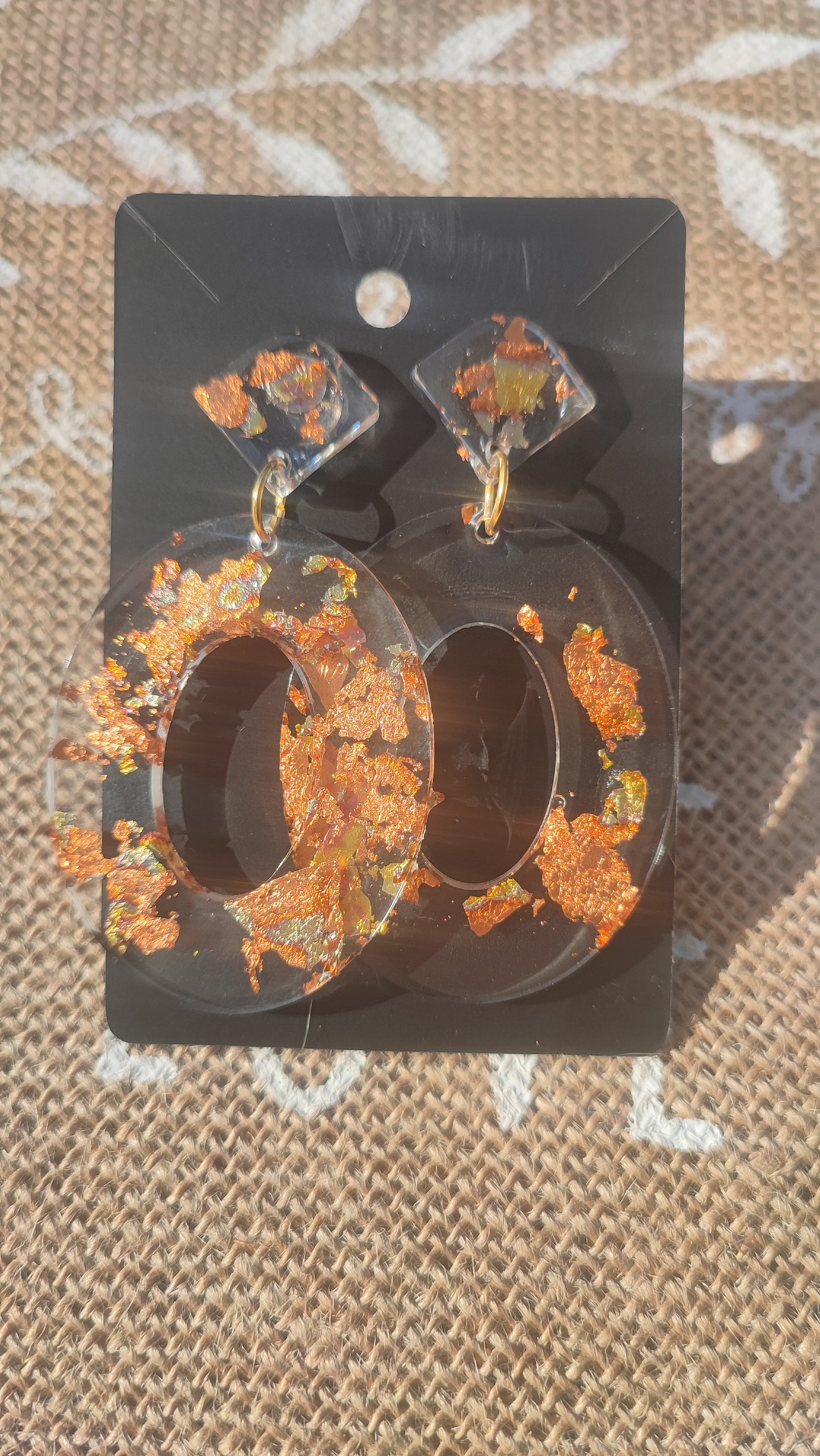 boucles d'oreilles en résine epoxy transparente avec feuilles cuivré