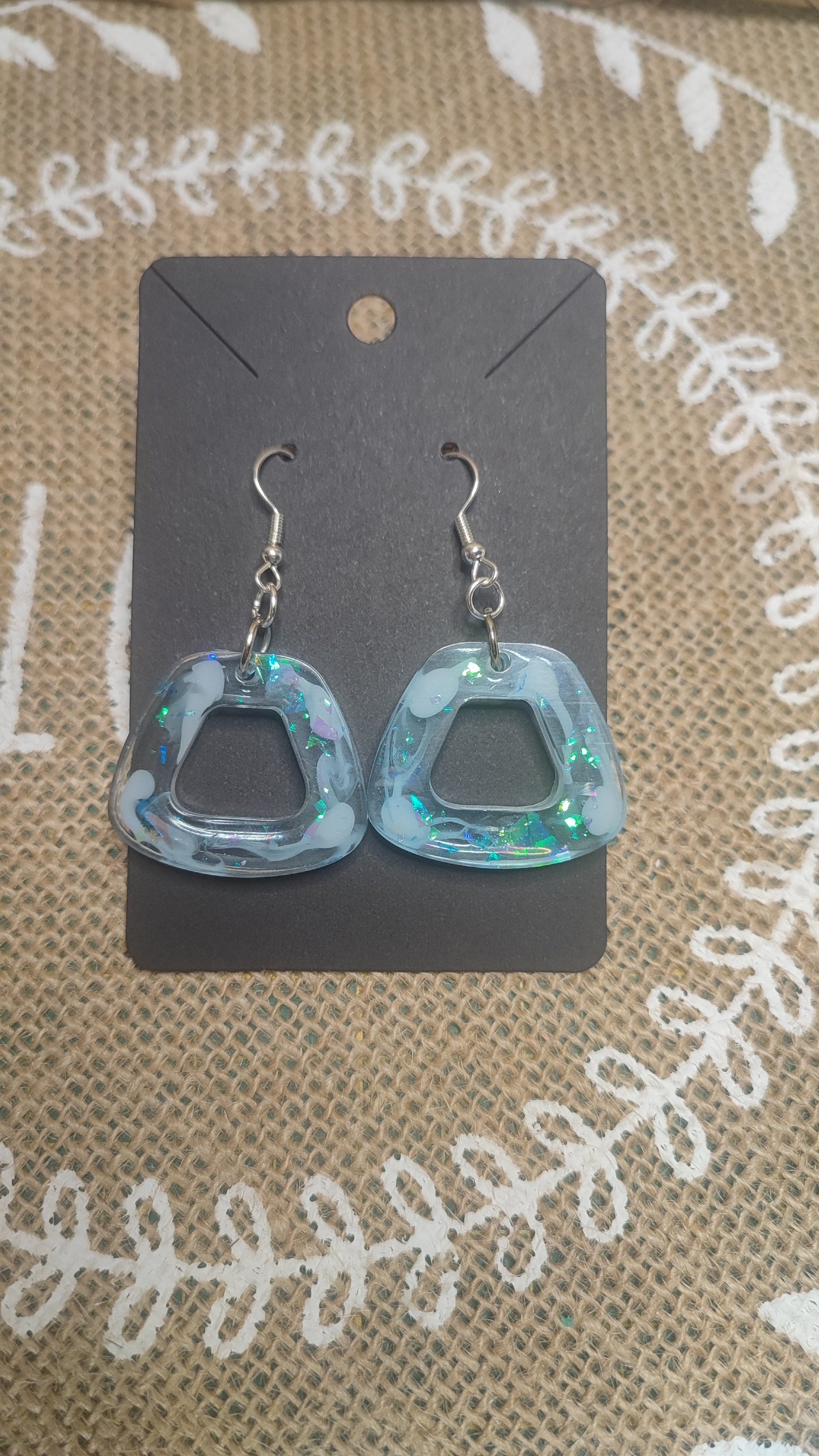 boucles d'oreilles " triangle " arrondi bleu holographique résine epoxy