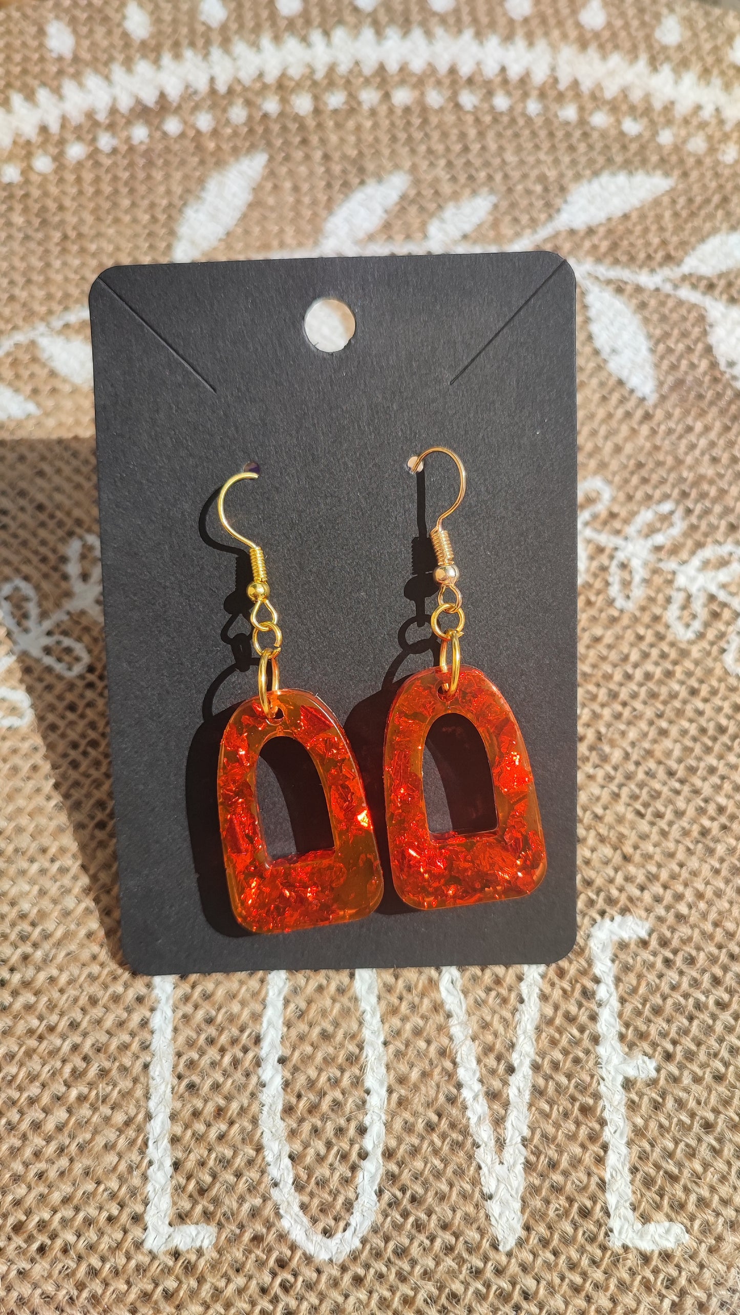 boucles d'oreilles triangle ( grand format ) feuille rouge résine epoxy
