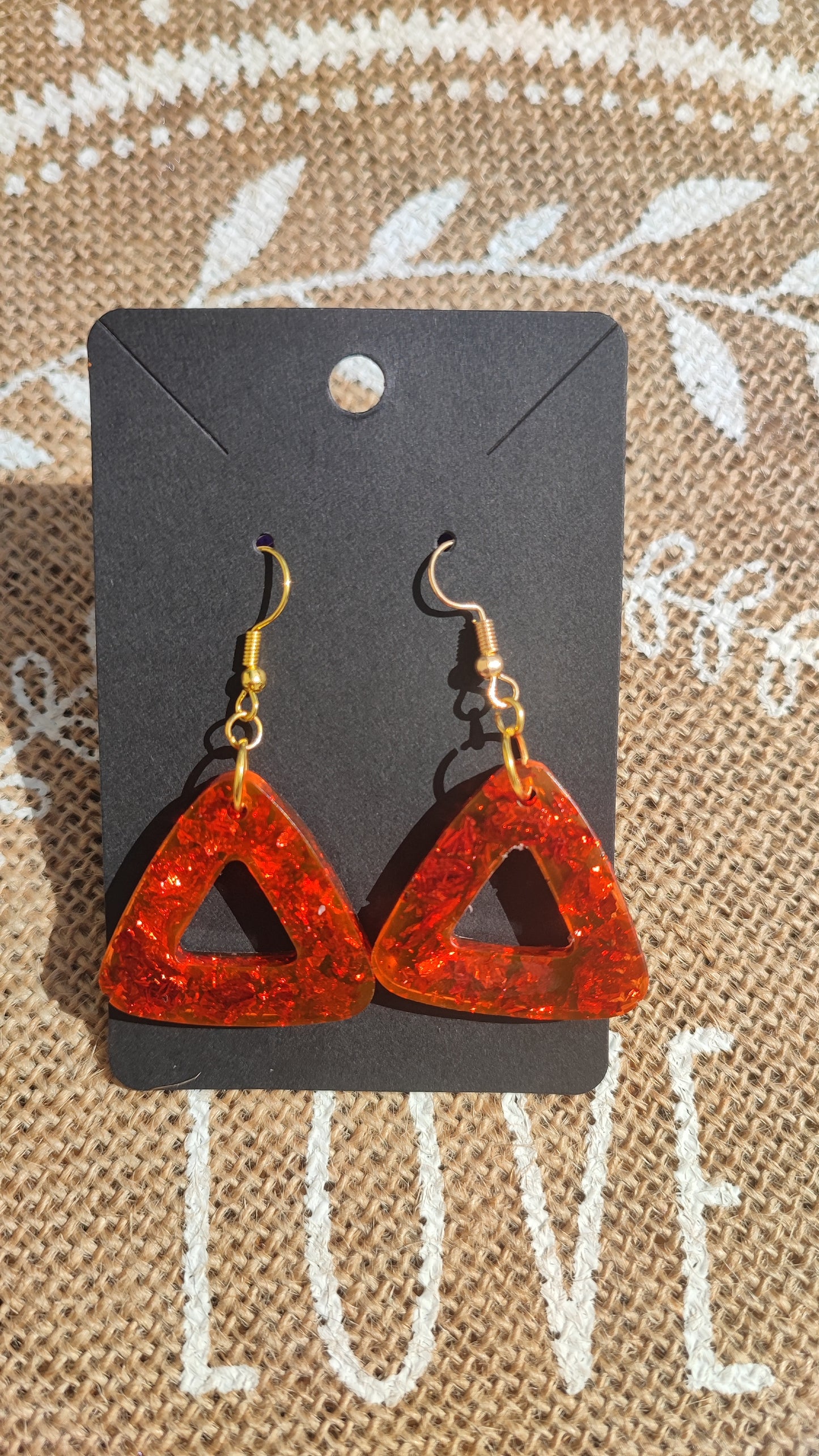 boucles d'oreille triangle ( petit format ) feuille rouge résine epoxy