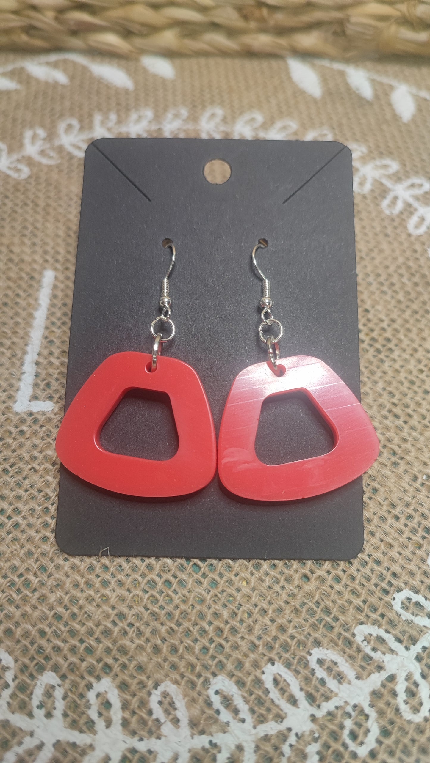 boucle d'oreilles " triangle " arrondi rouge pastèque résine epoxy
