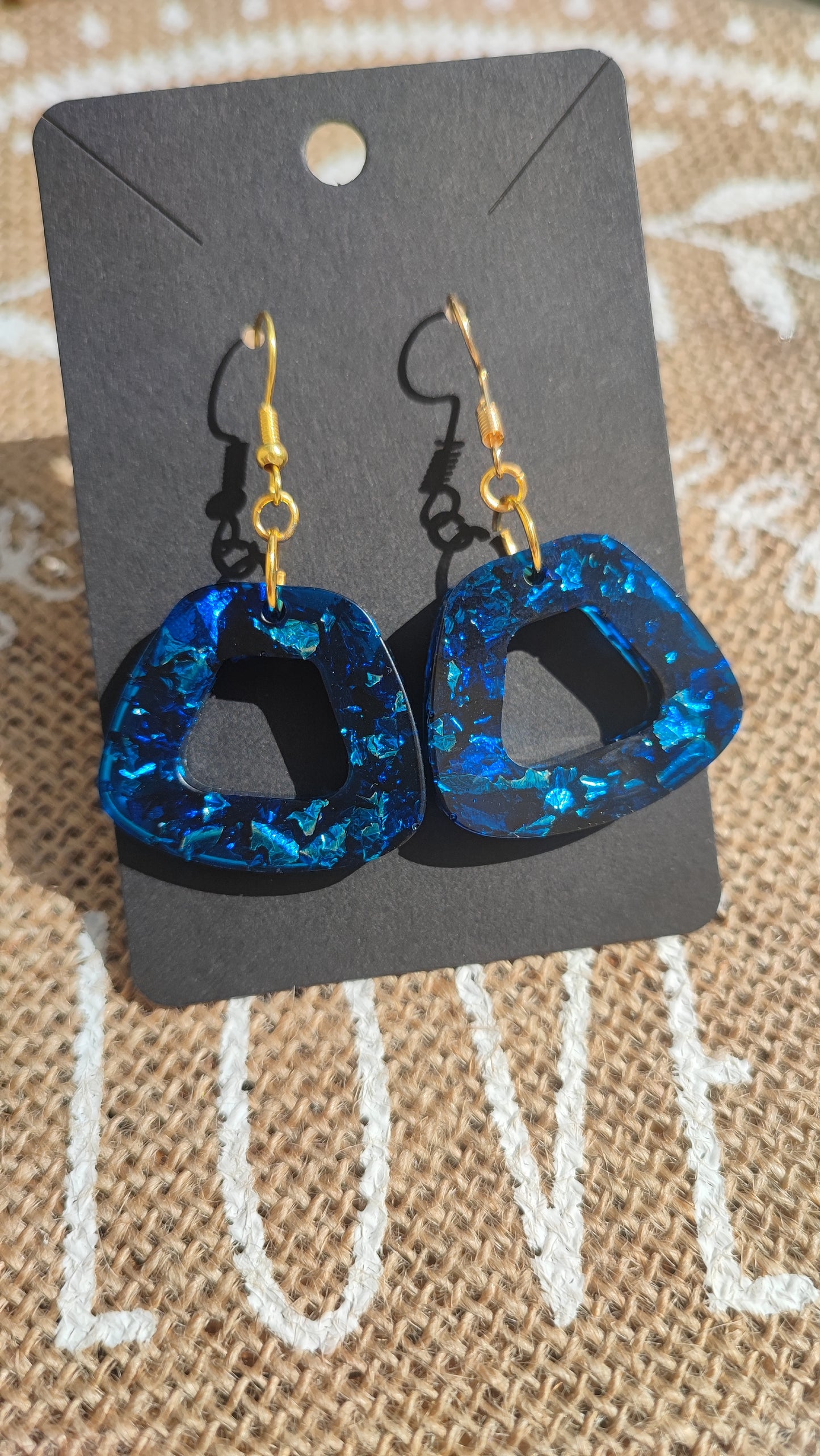boucles d'oreilles triangle arrondi fantaisie feuille bleu résine epoxy