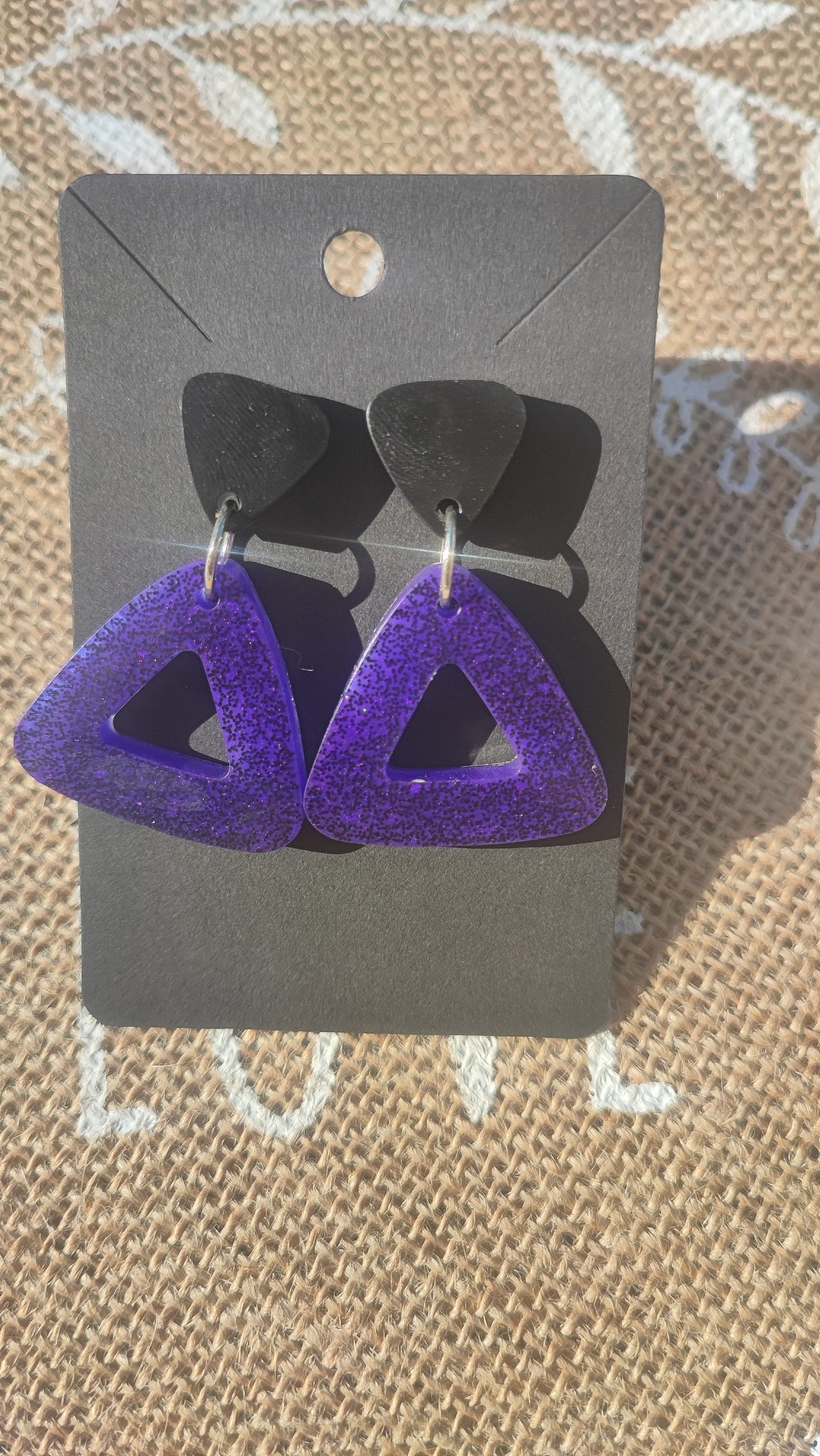 boucles d'oreilles en résine epoxy violette pailleté et noir opaque