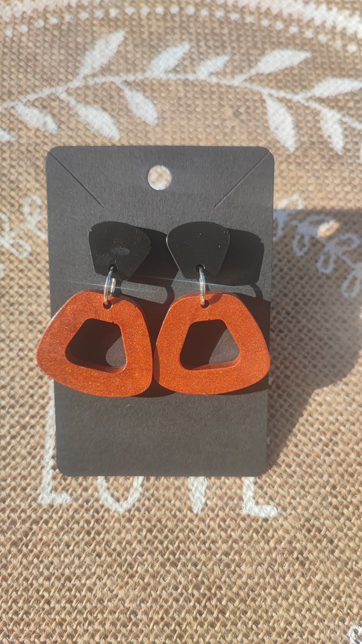 boucles d'oreilles en résine epoxy marron doré et noir