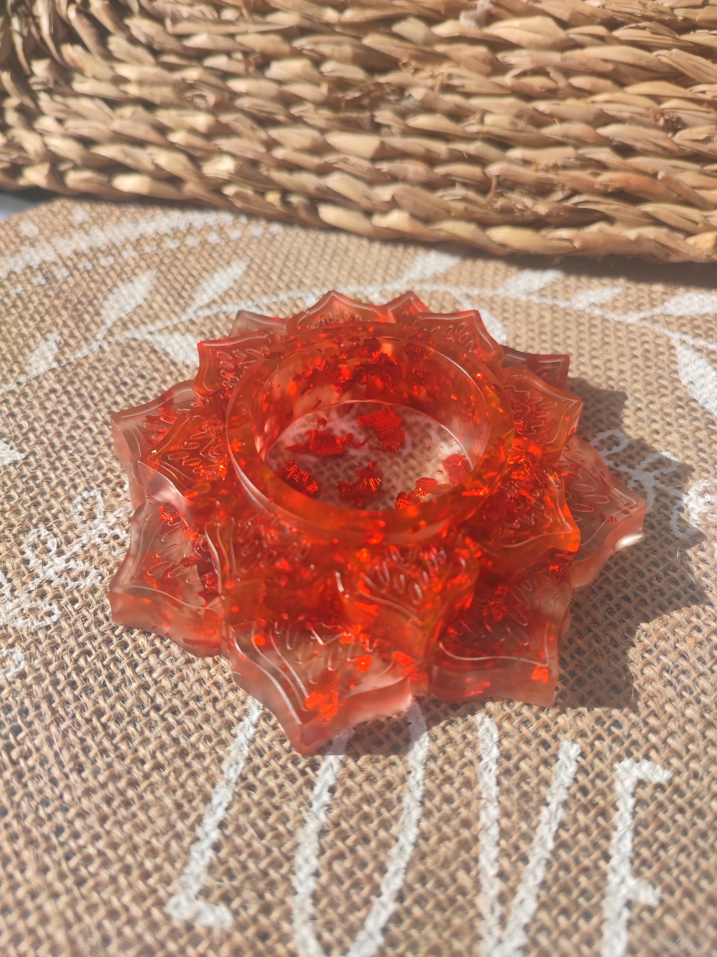 bougeoir fleur de lotus transparent avec feuille rouge résine epoxy