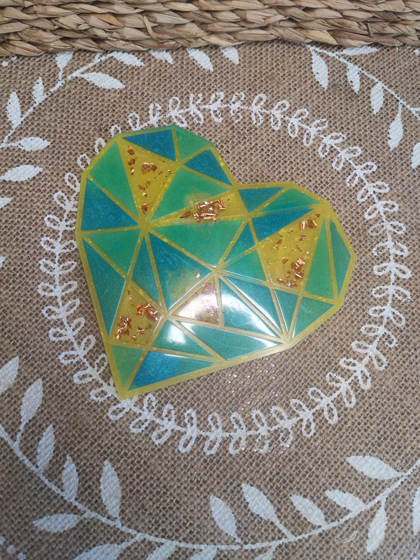 coeur à suspendre bleu, jaune et cuivré résine epoxy